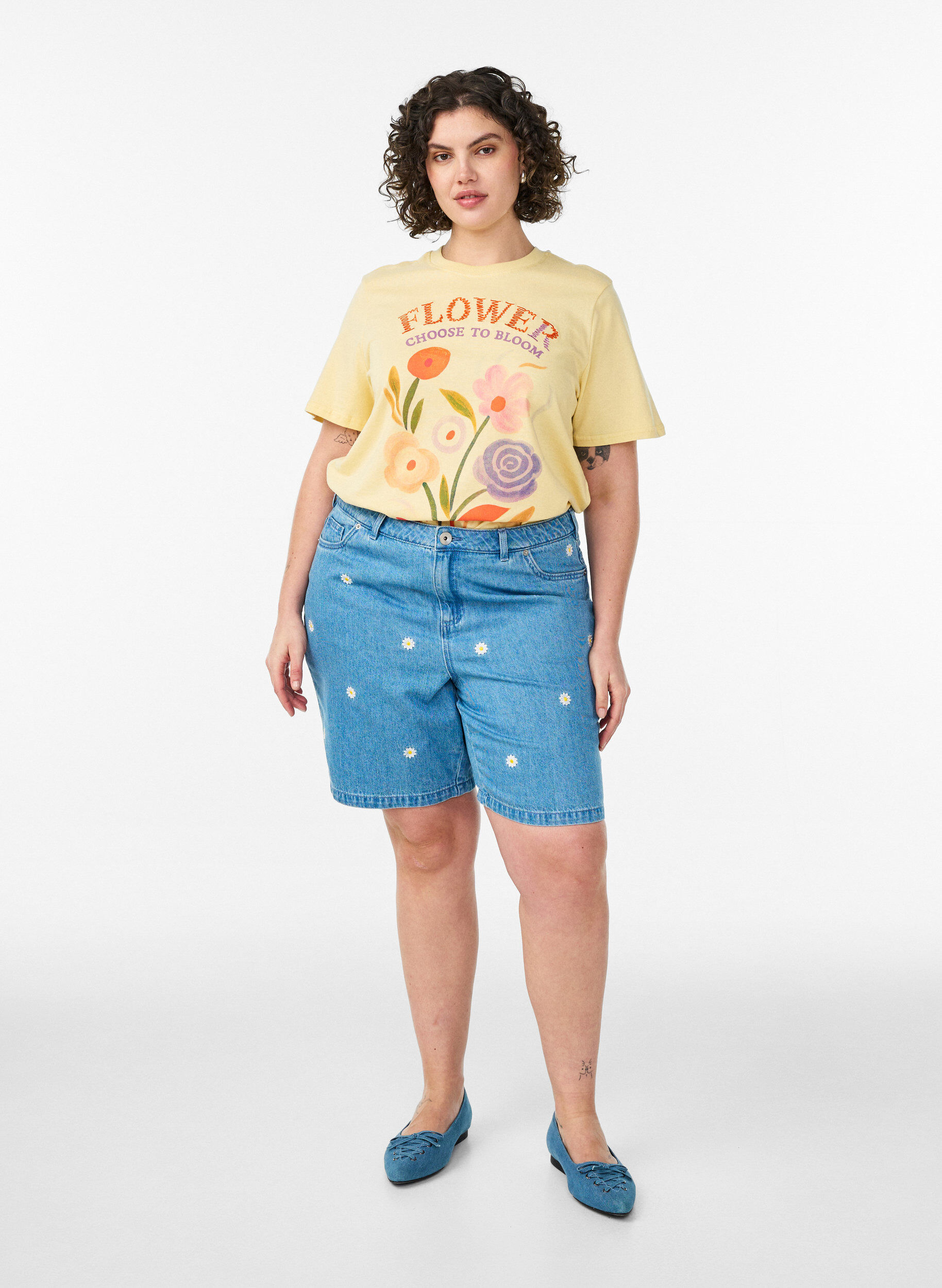 Zizzi Denimshorts med blomsterbroderi og h&oslash;j talje, Bl&aring;, Model image number 1