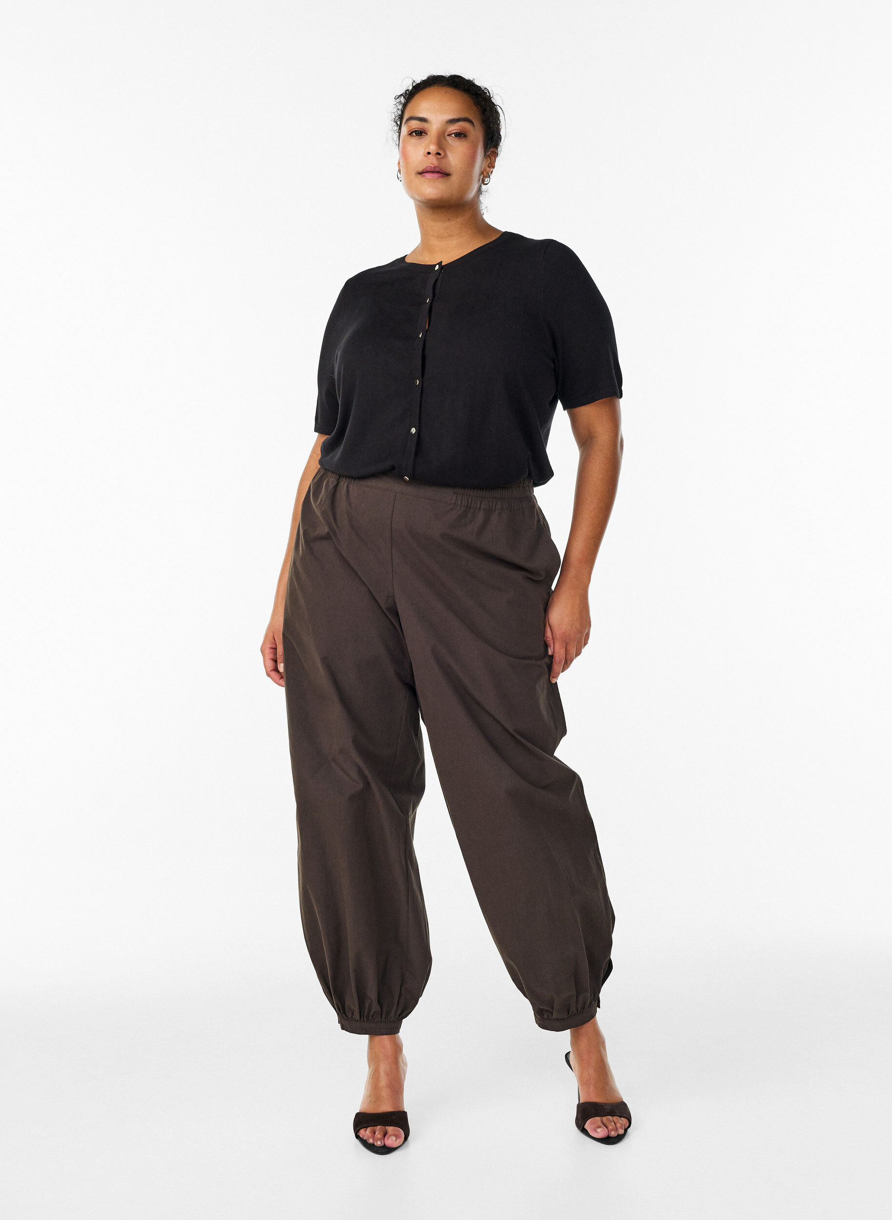 Zizzi Kort&aelig;rmet strikcardigan i viskose, Sort, Model image number 1