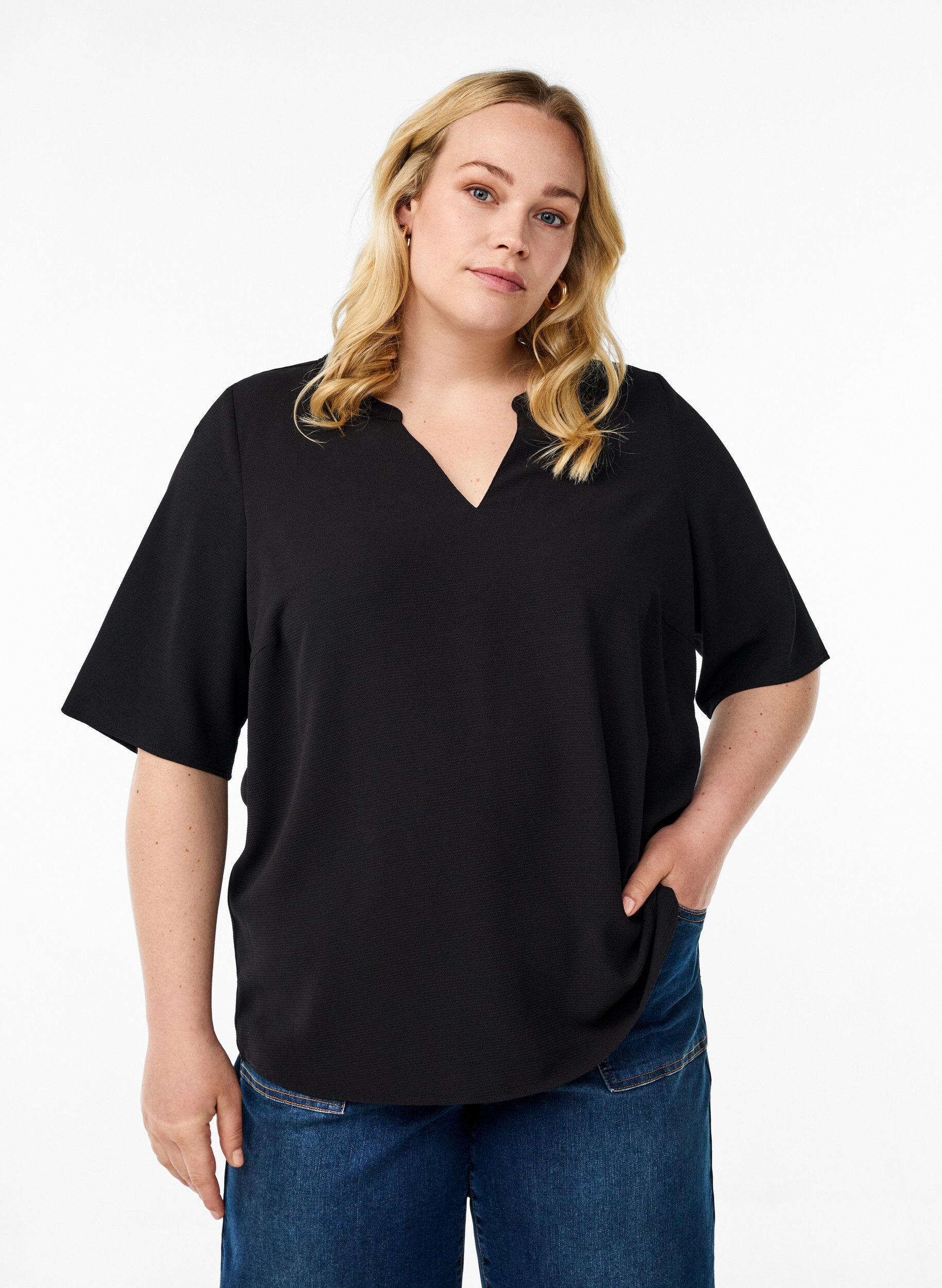 Zizzi Kort&aelig;rmet bluse med v-udsk&aelig;ring, Sort, Model image number 0