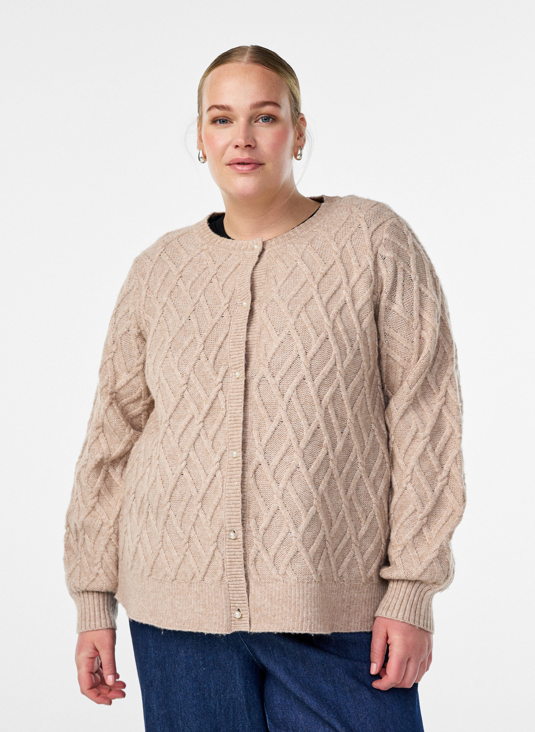 Strikcardigan med perleknapper og kabelm&oslash;nster, Beige, Model