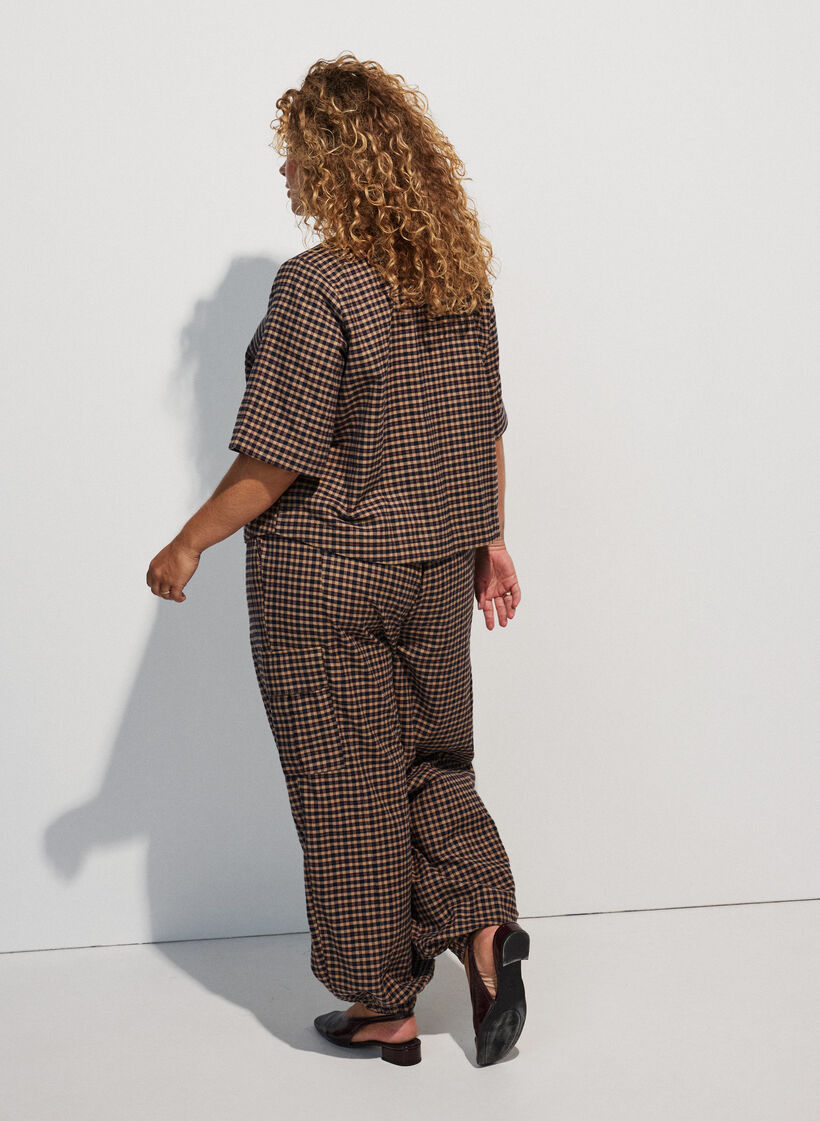 Ternet bluse med brystlommer, Brun, Model image number 2