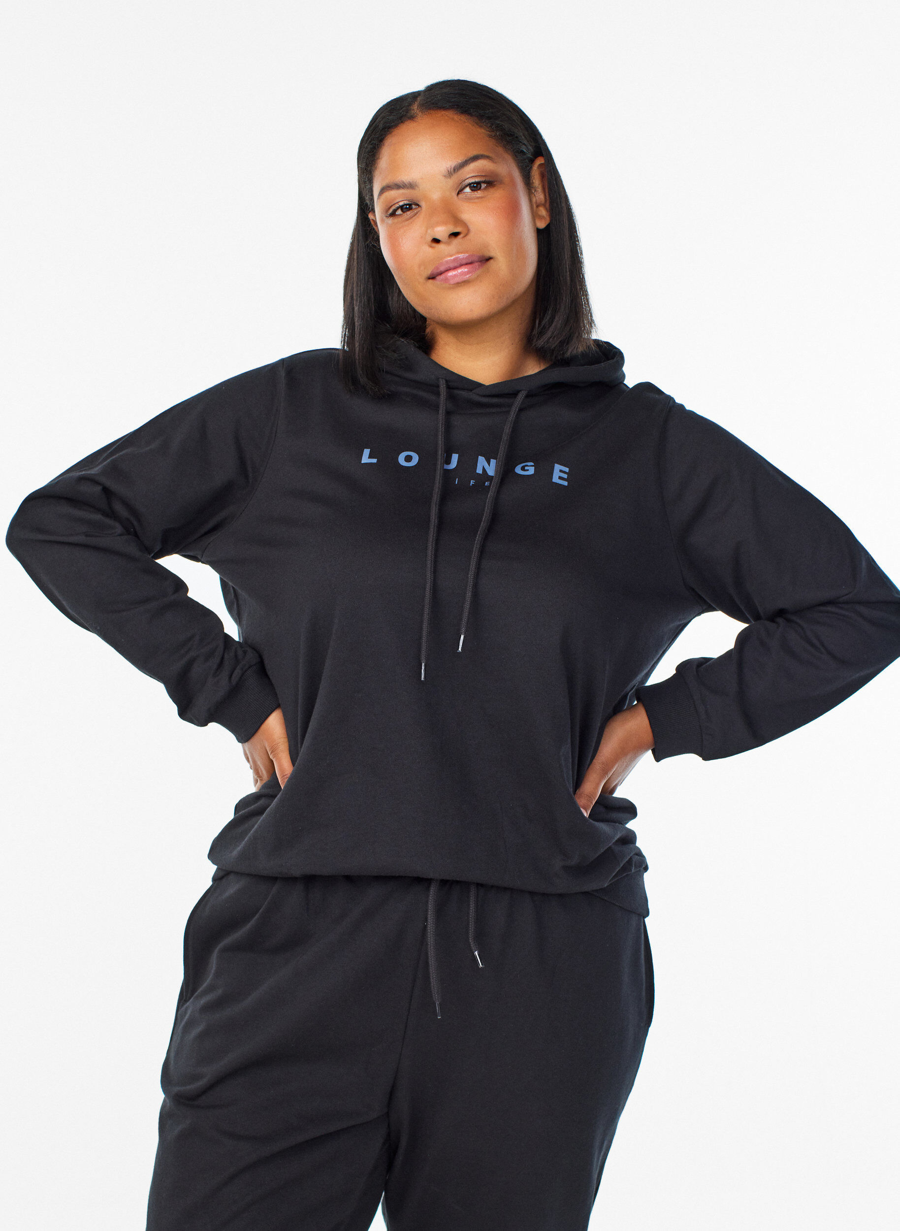 Sweatshirt med h&aelig;tte og print, Sort, Model