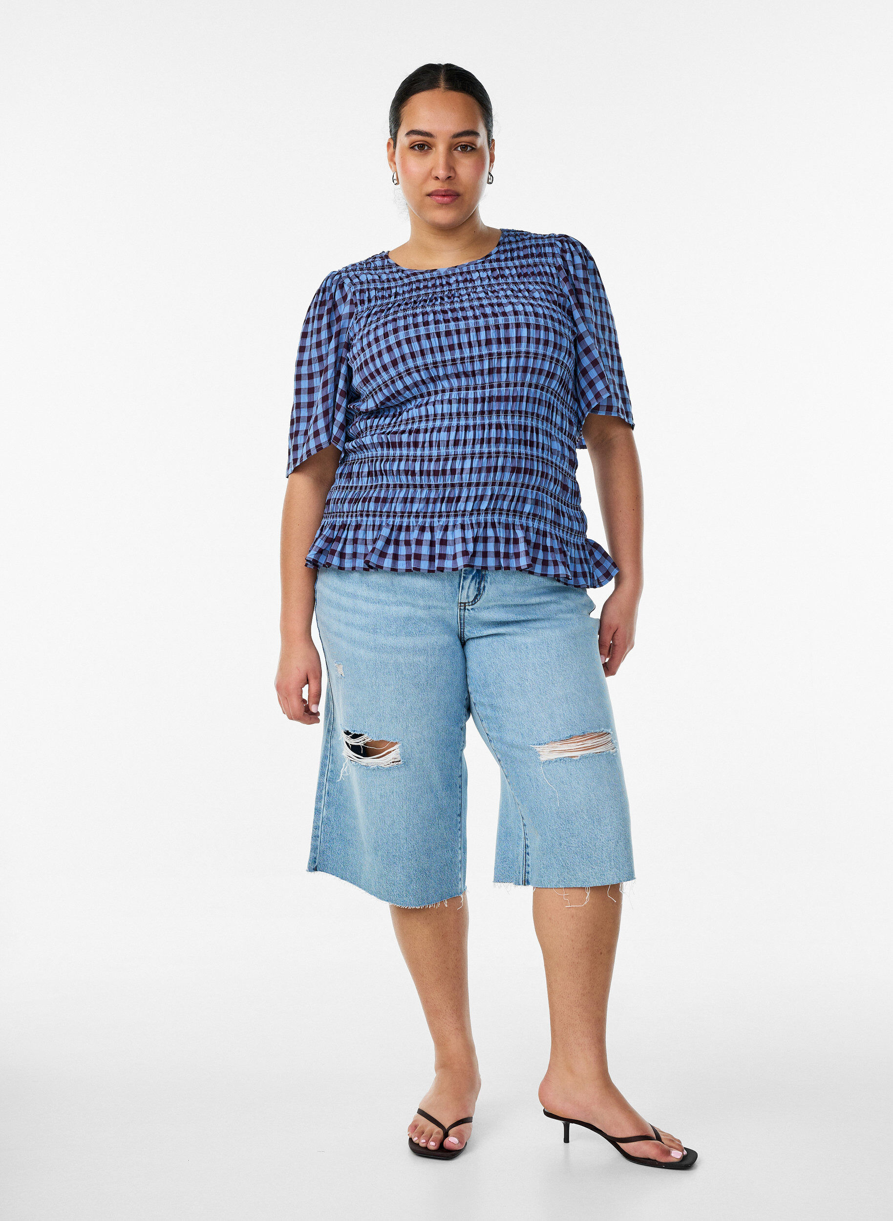 Jeansknickers med slidt look og r&aring; kanter, Bl&aring;, Model