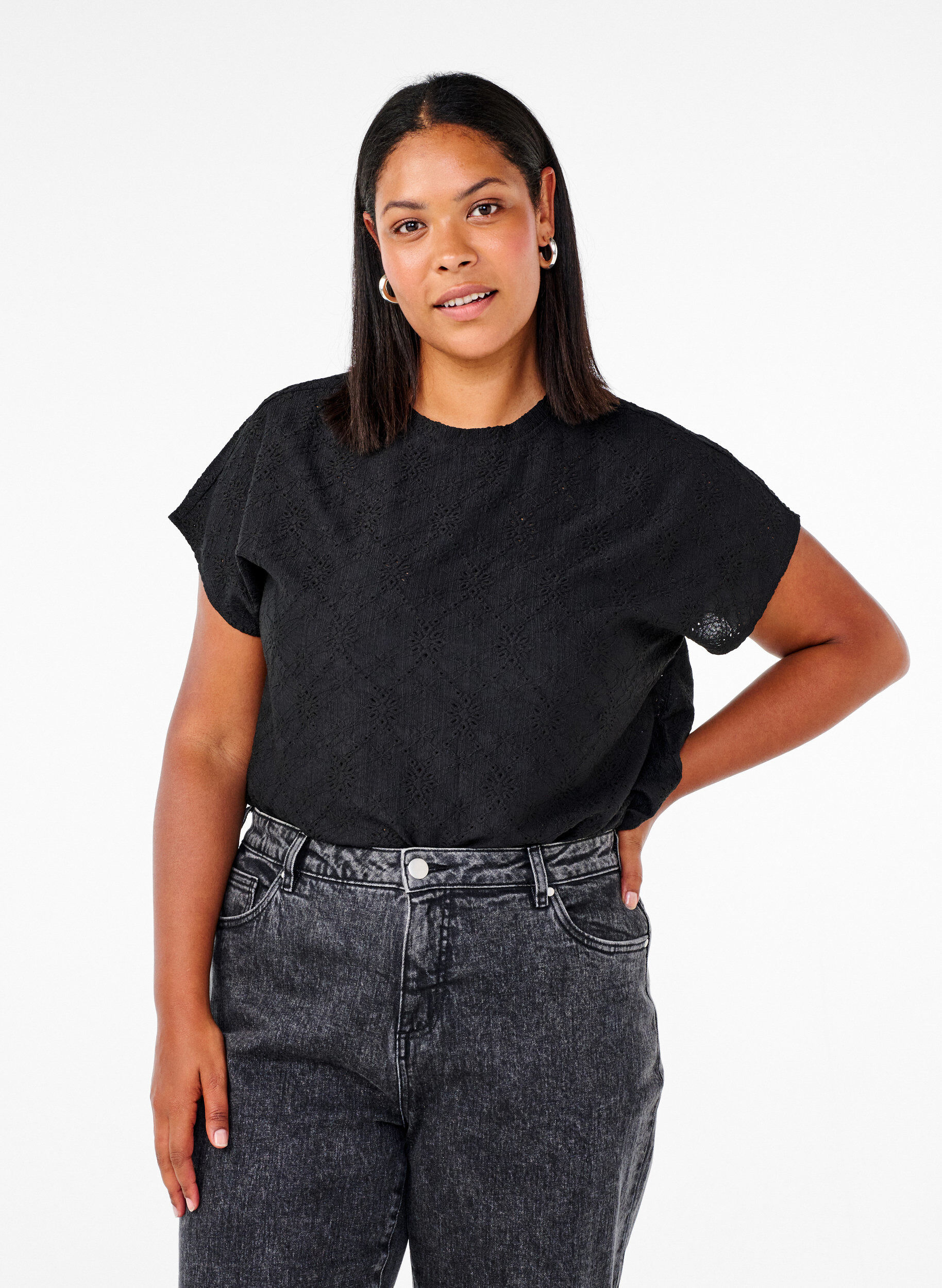 Zizzi Bluse med korte &aelig;rmer og blomsterbroderi, Black, Model image number 0