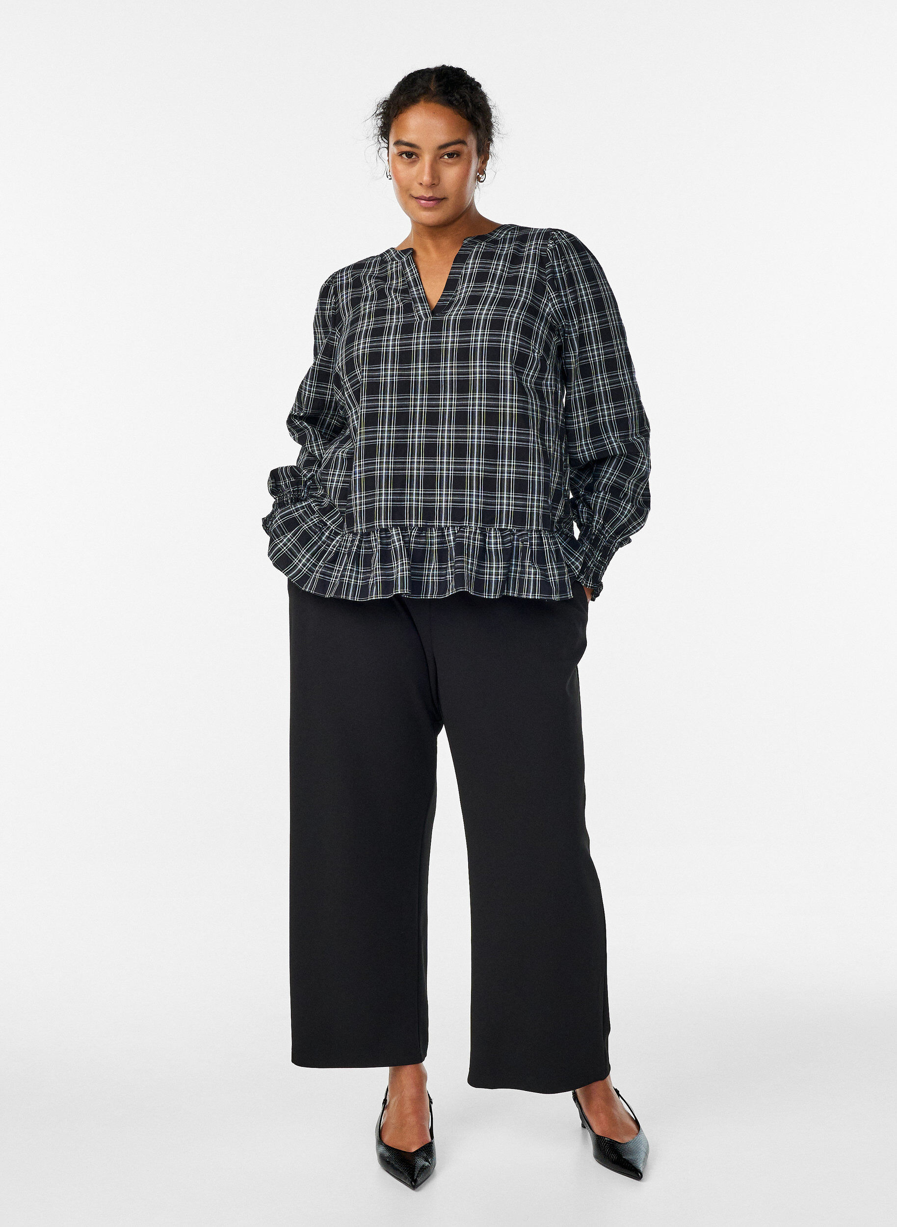 Zizzi Bluse med tern og fl&aelig;sedetaljer, Sort, Model image number 1