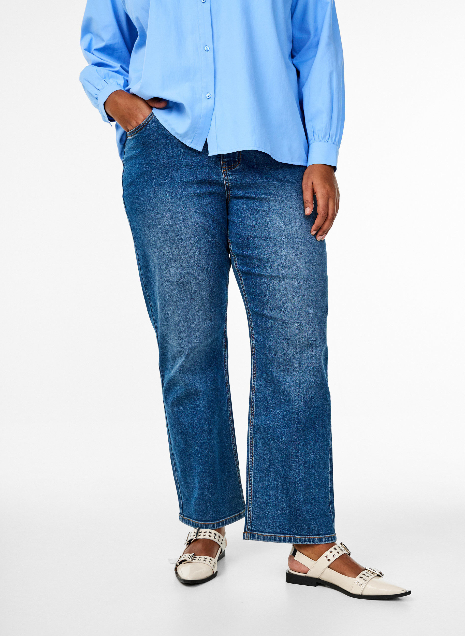 Zizzi H&oslash;jtaljede Gemma jeans med regular fit, Bl&aring;, Model image number 2