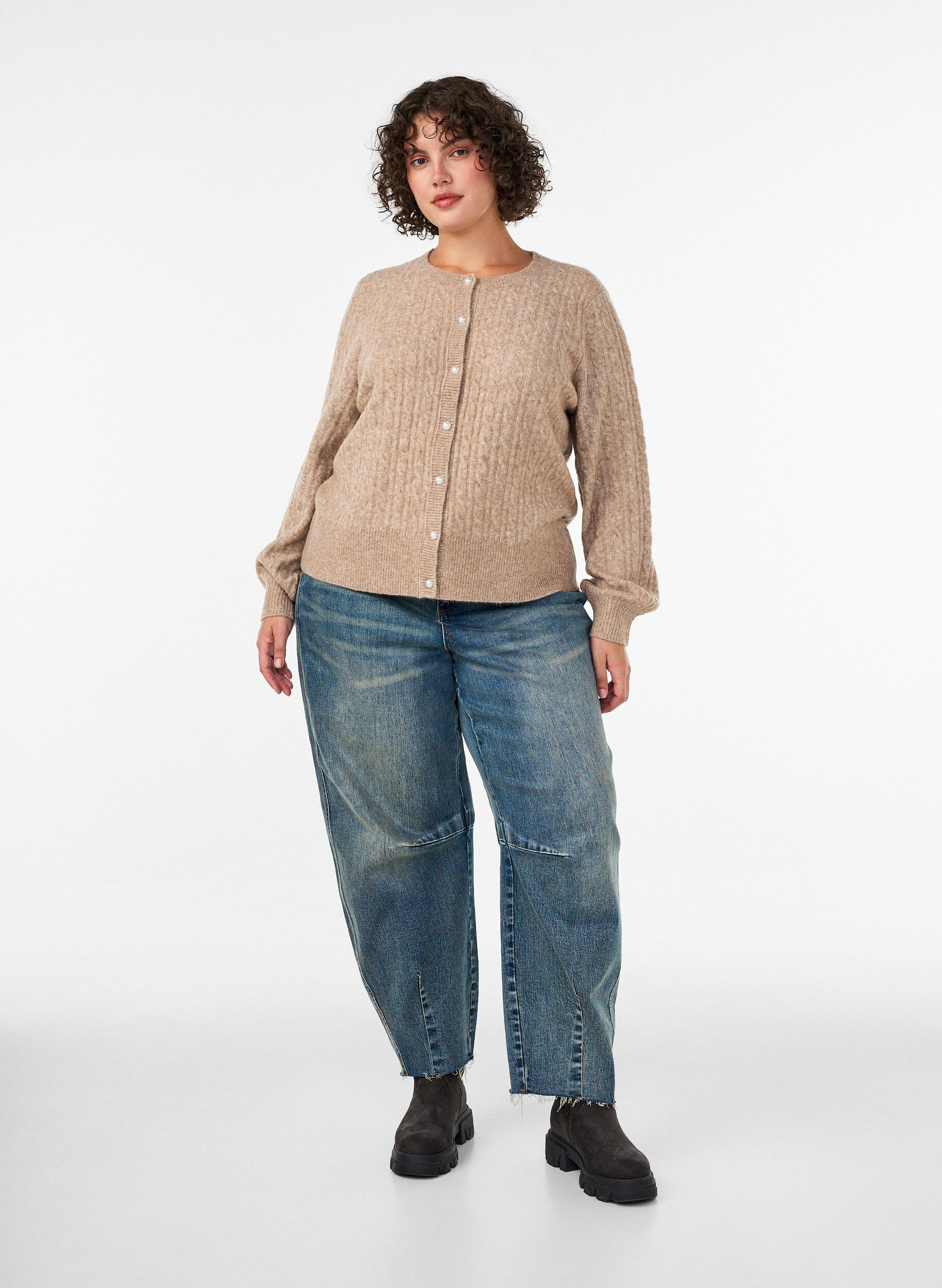 ZizziCardigan med kabelstrik og perleknapper, Beige, Model image number 1