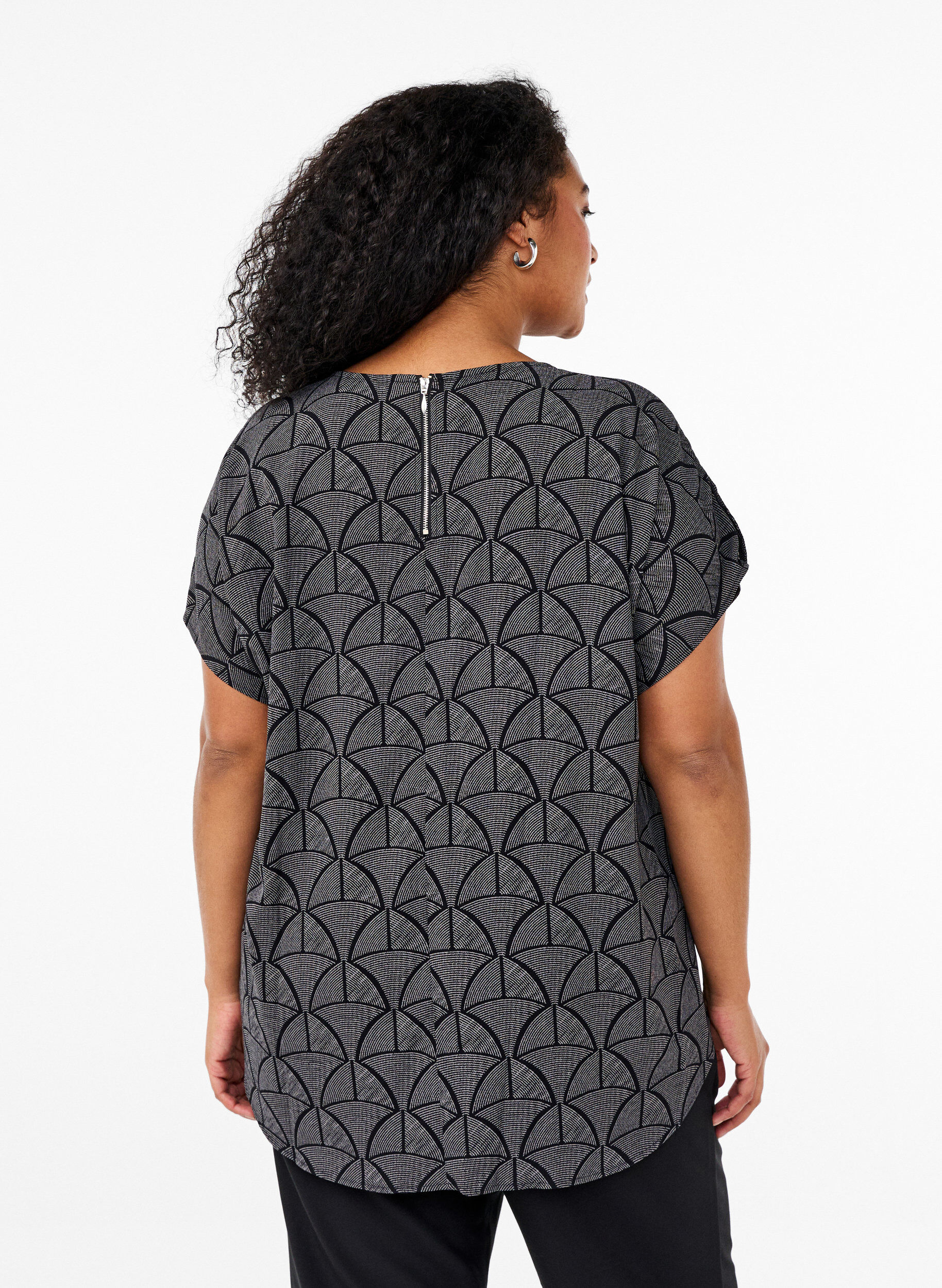 Zizzi Kort&aelig;rmet bluse med print, Black Grey Graphic , Model image number 1