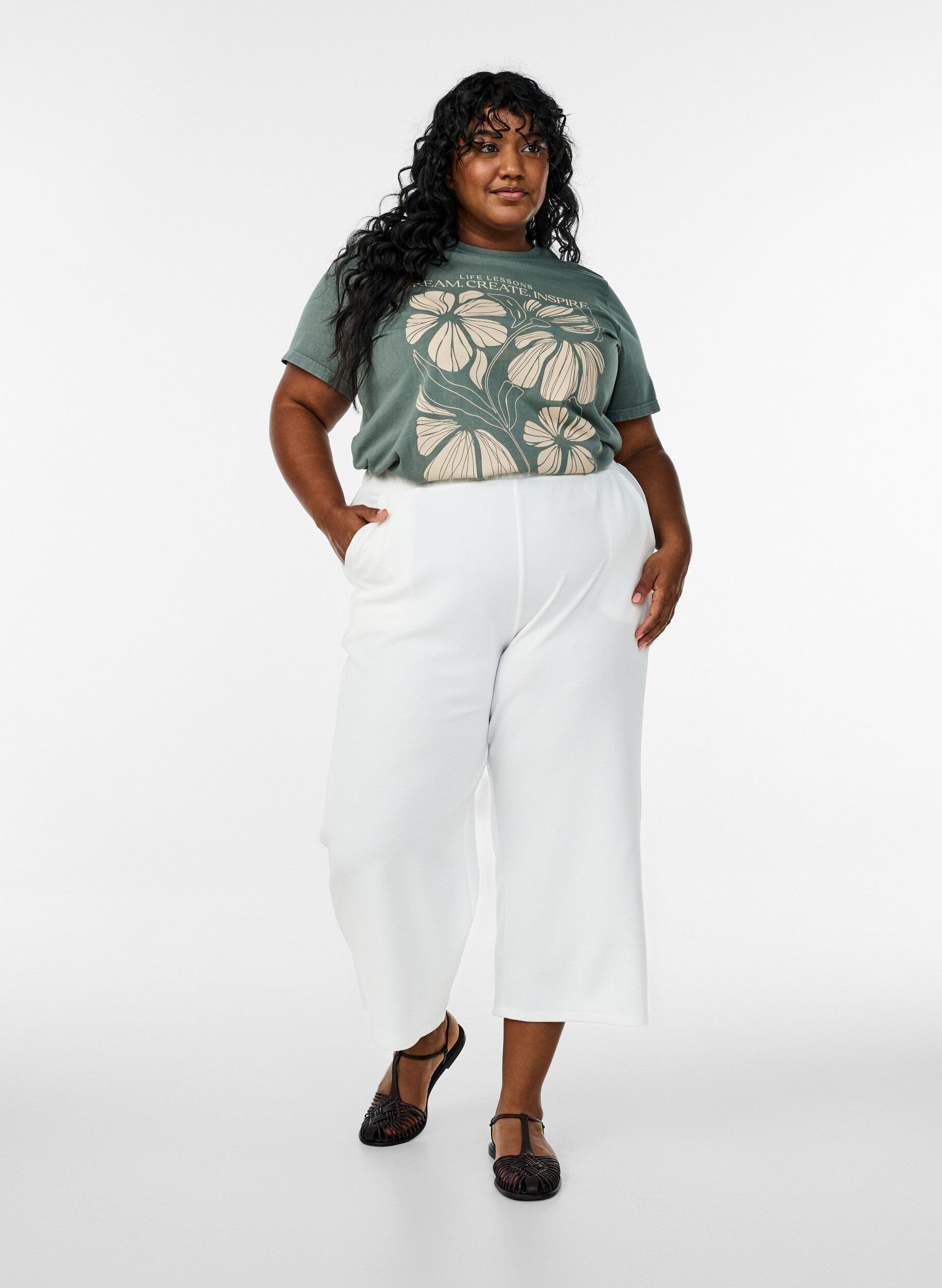 Zizzi T-shirt i &oslash;kologisk bomuld med tekst- og blomsterprint, Gr&oslash;n, Model image number 1