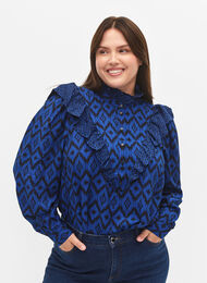 Skjortebluse i viskose med flæsedetaljer, True blue w. Black, Model