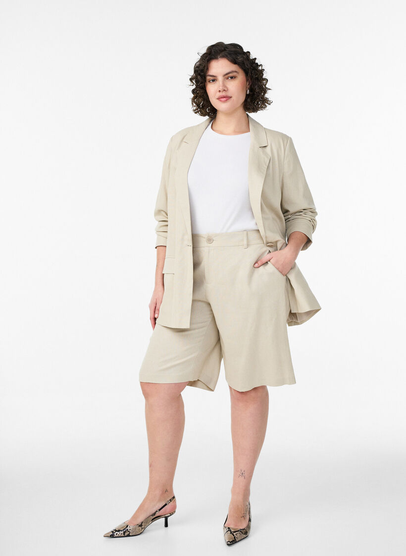 Bermudashorts i h&oslash;r og viskose med h&oslash;j talje, Beige, Model image number 1