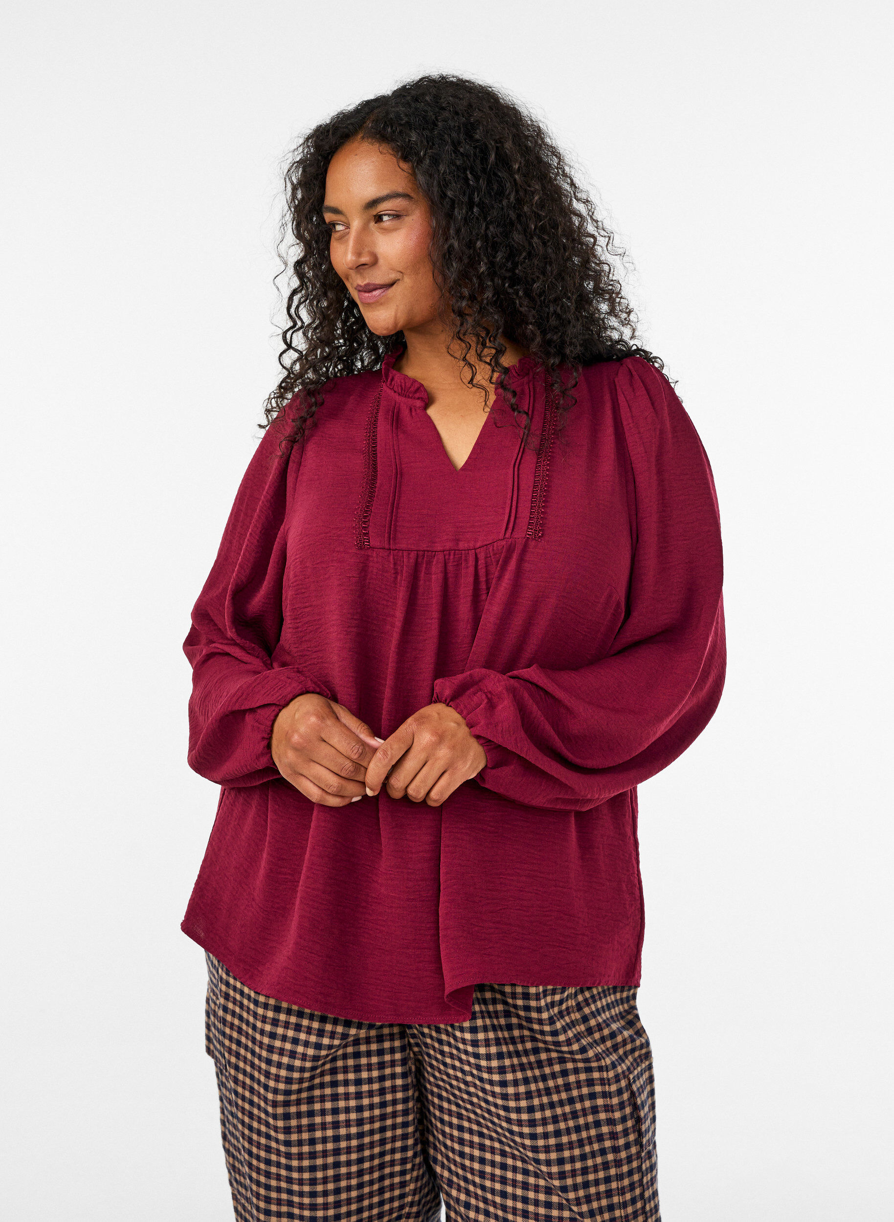 Bluse med V-udsk&aelig;ring og crochetb&aring;nd, R&oslash;d, Model