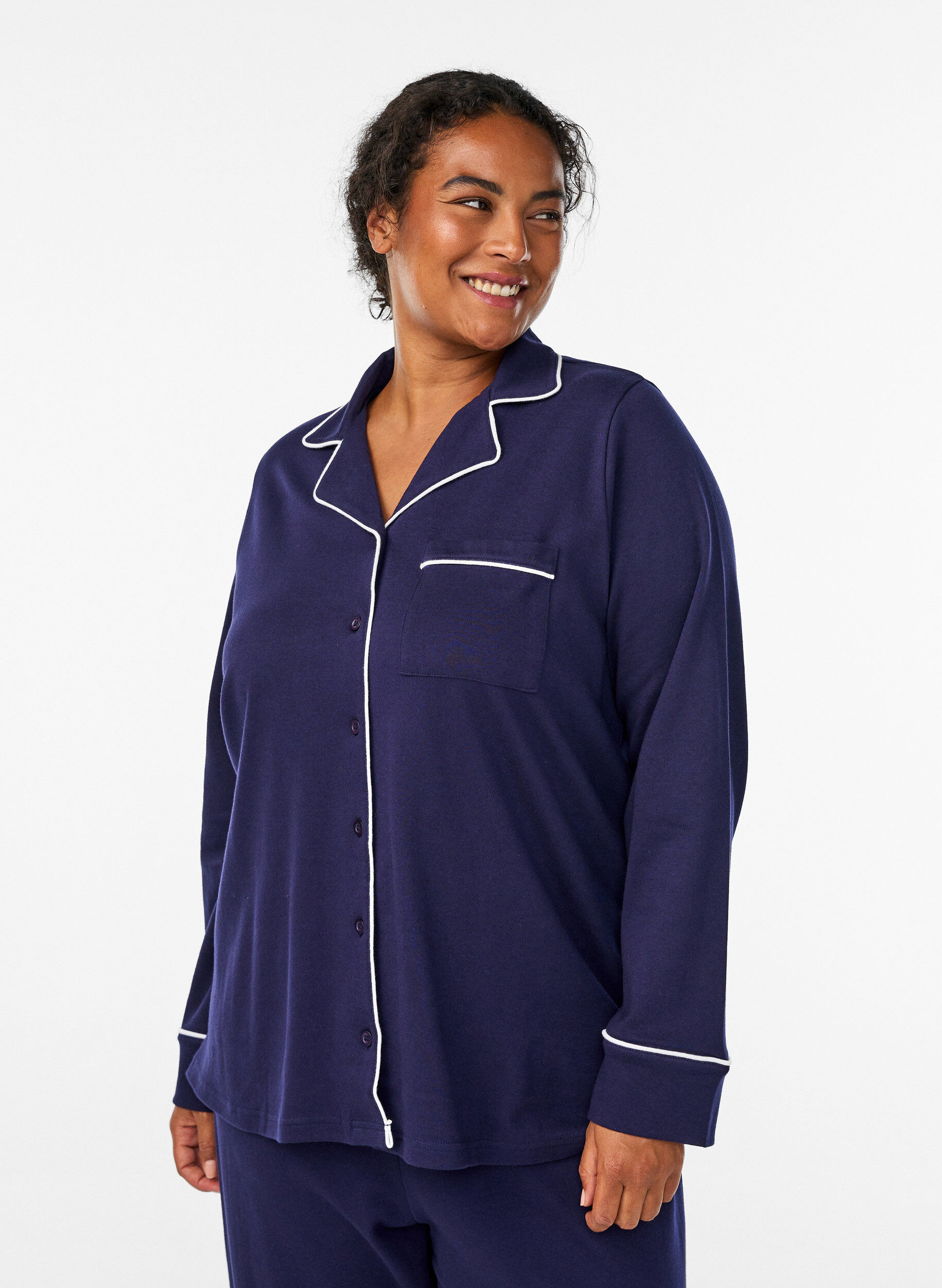 Bomulds pyjamas-skjorte med brystlomme, Bl&aring;, Model