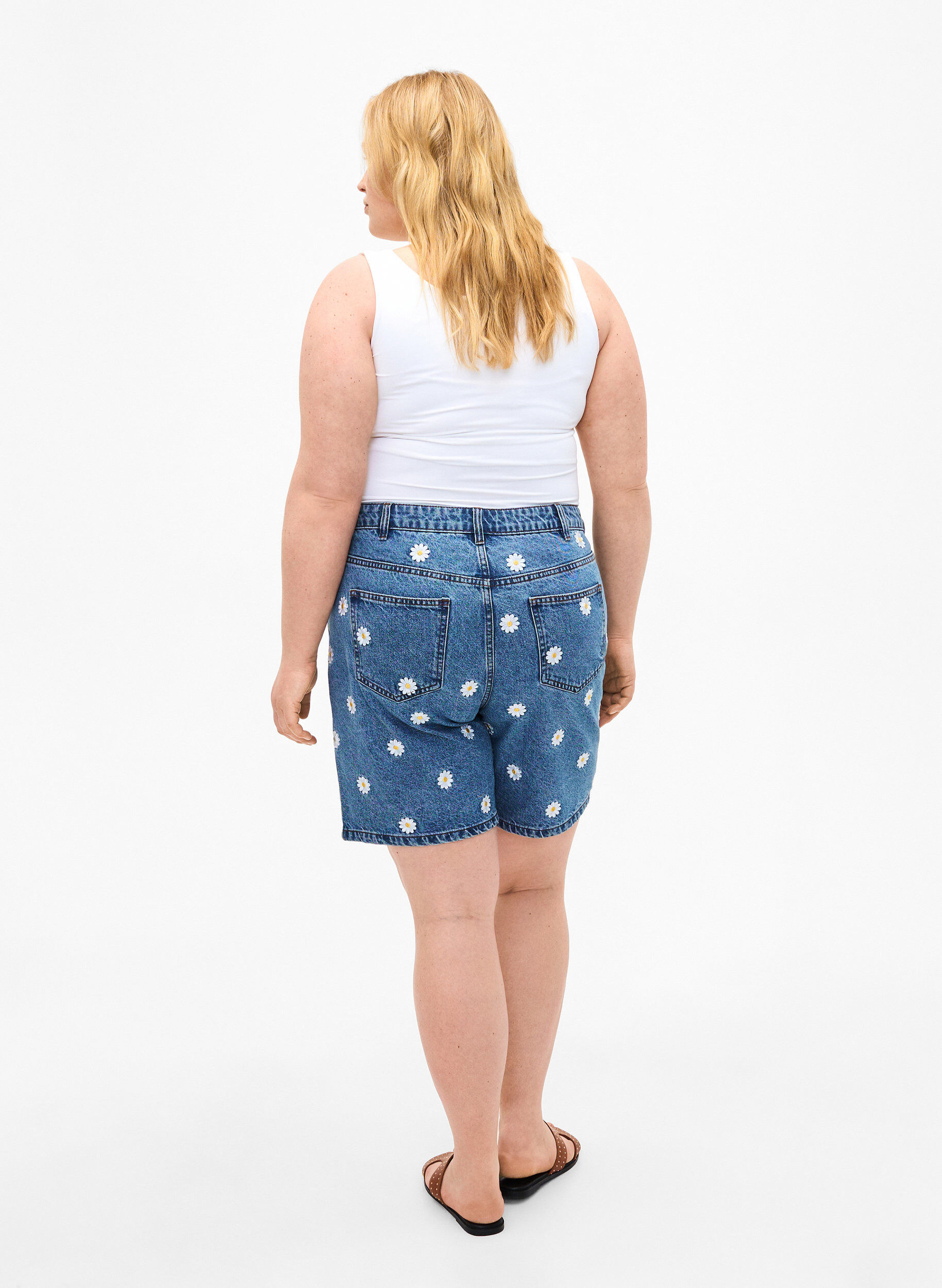 Zizzi H&oslash;jtaljede Mille shorts med broderede blomster, L.B. Flower, Model image number 1