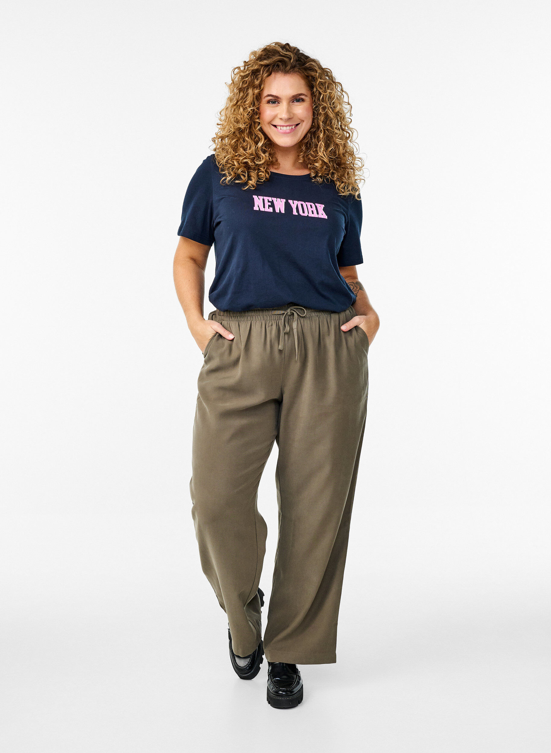 Zizzi FLASH - T-shirt med motiv, Bl&aring;, Model image number 1