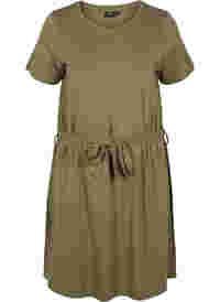 Kortærmet kjole med taljebælte