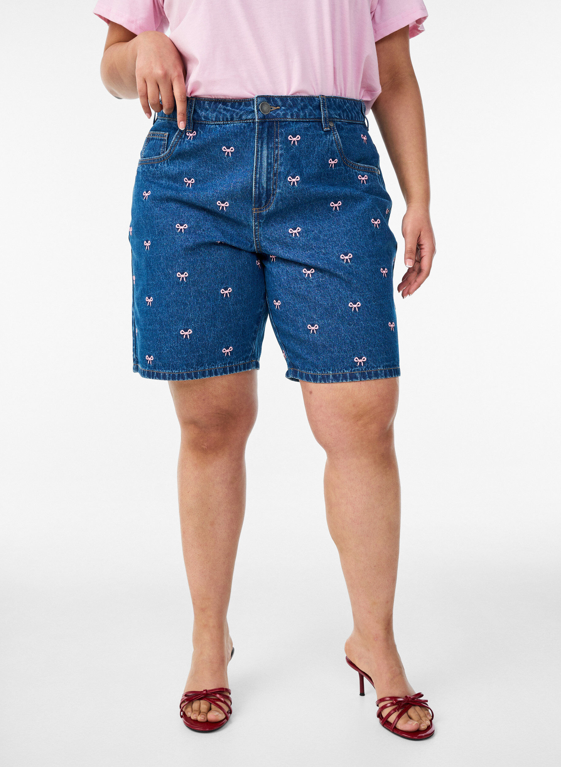 ZizziDenim shorts med broderede motiver, Bl&aring;, Model image number 3