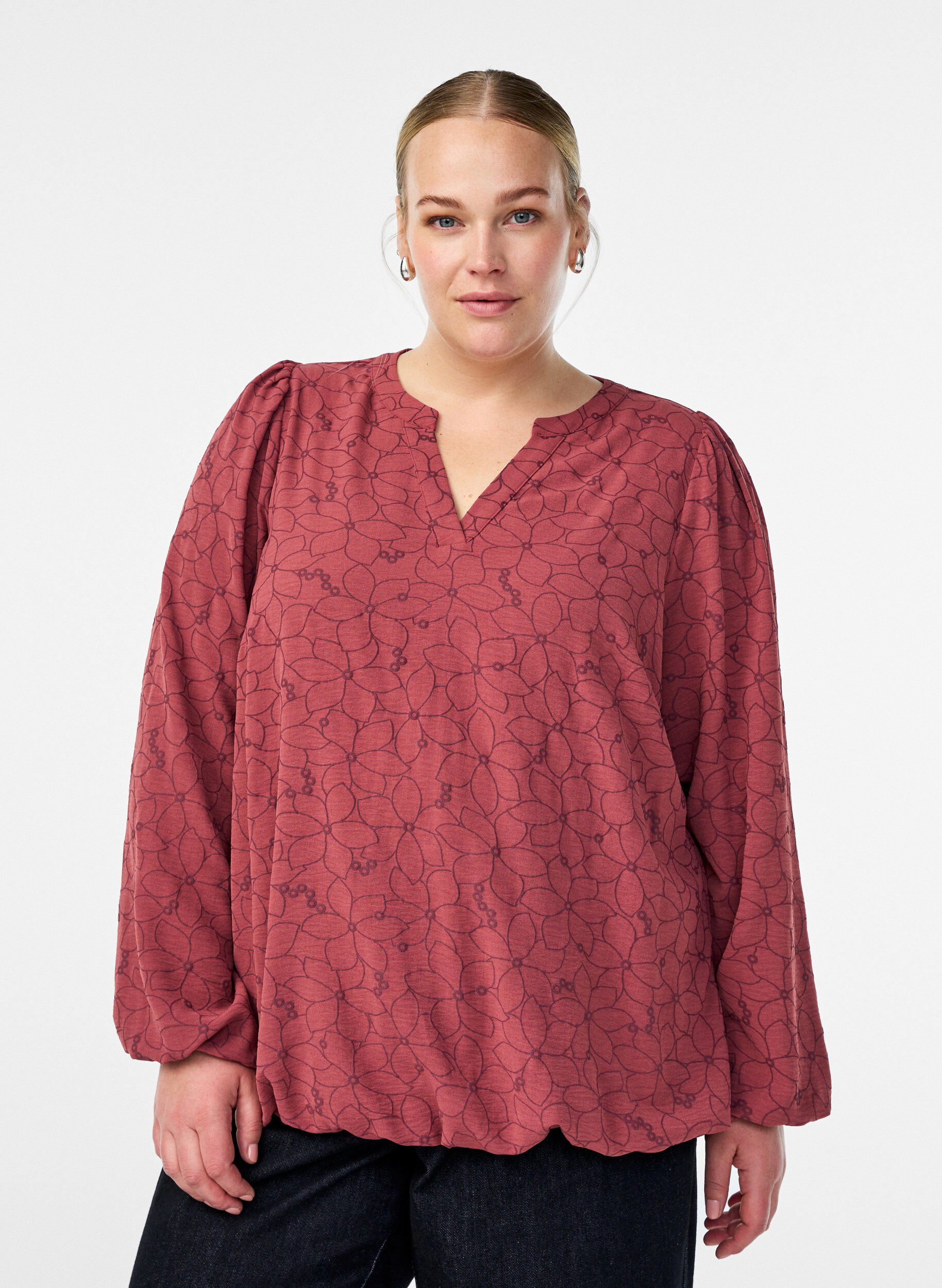Lang&aelig;rmet bluse med broderet blomsterm&oslash;nster, Lyser&oslash;d, Model