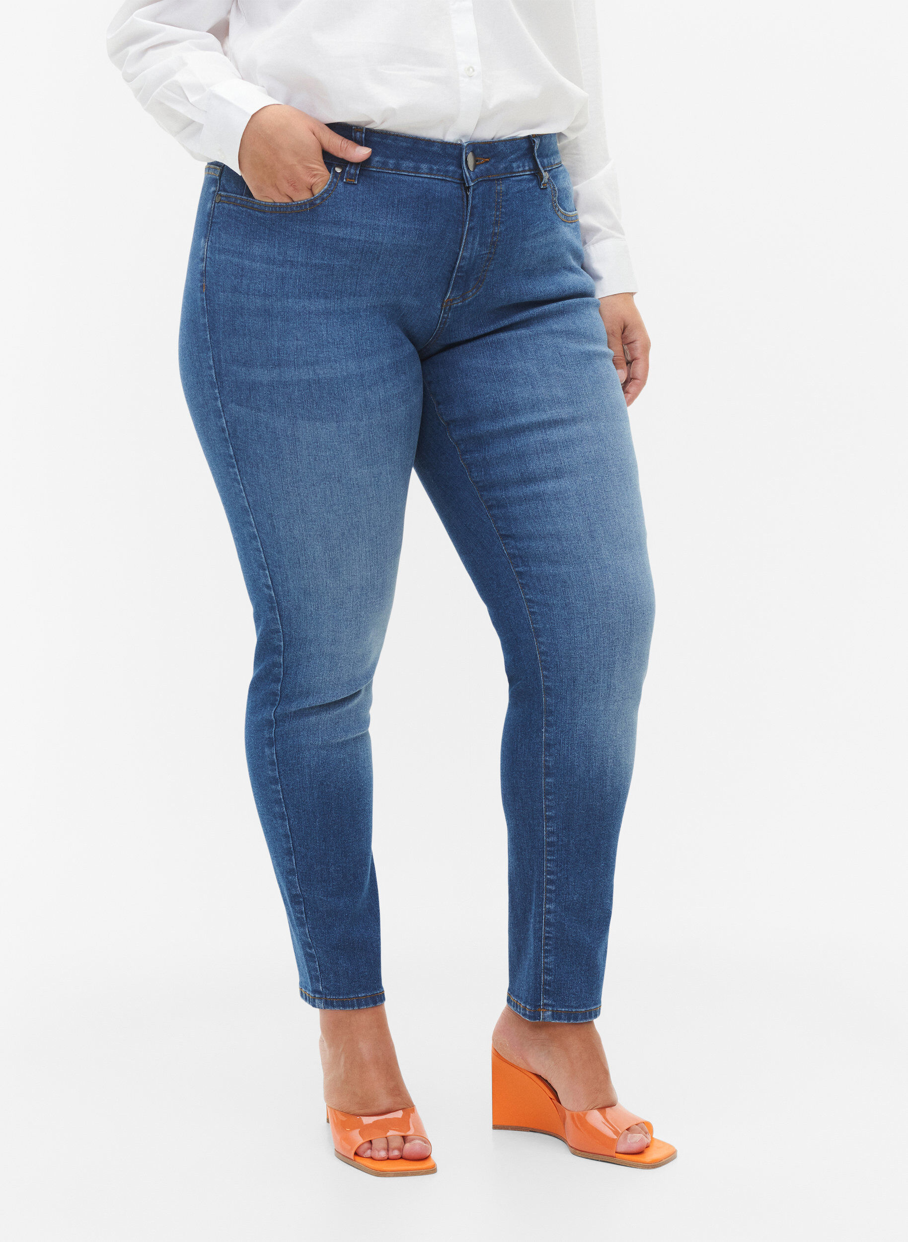 Zizzi Emily jeans med normal talje og slim fit, Blue denim, Model image number 2