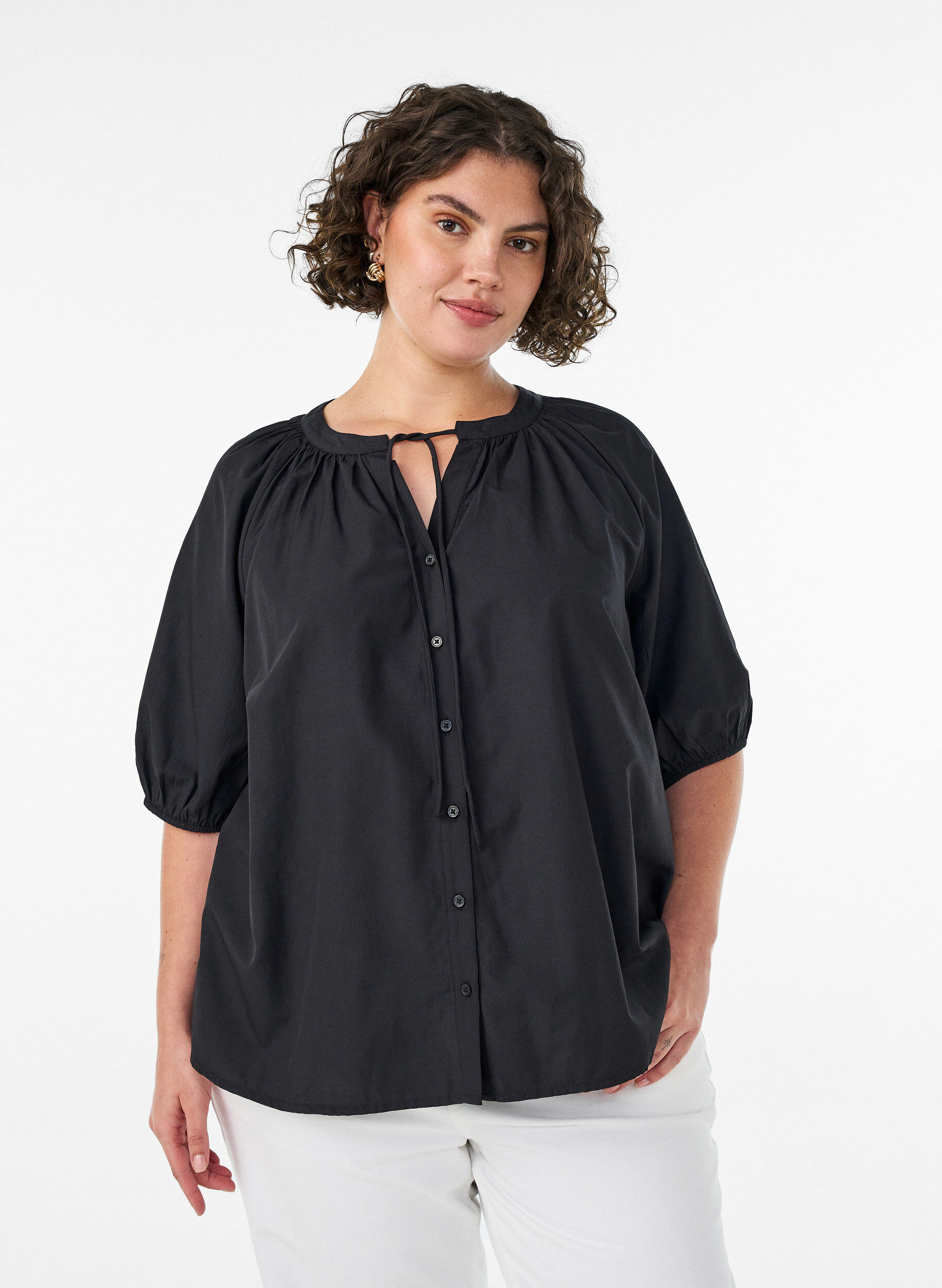 Skjortebluse med knaplukning og bindeb&aring;nd, Sort, Model