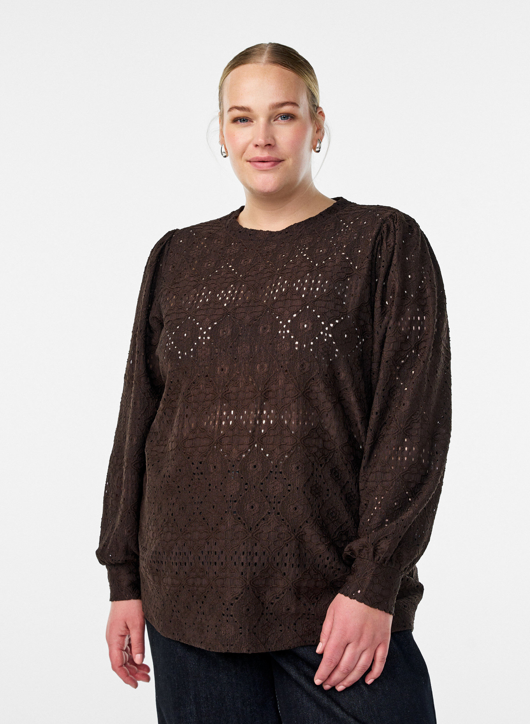 Lang&aelig;rmet bluse med hulm&oslash;nster, Brun, Model