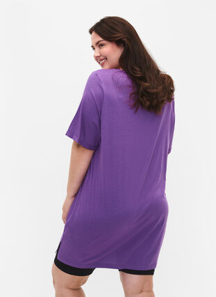 Ensfarvet oversize t-shirt med v-hals, Deep Lavender, Model image number 1