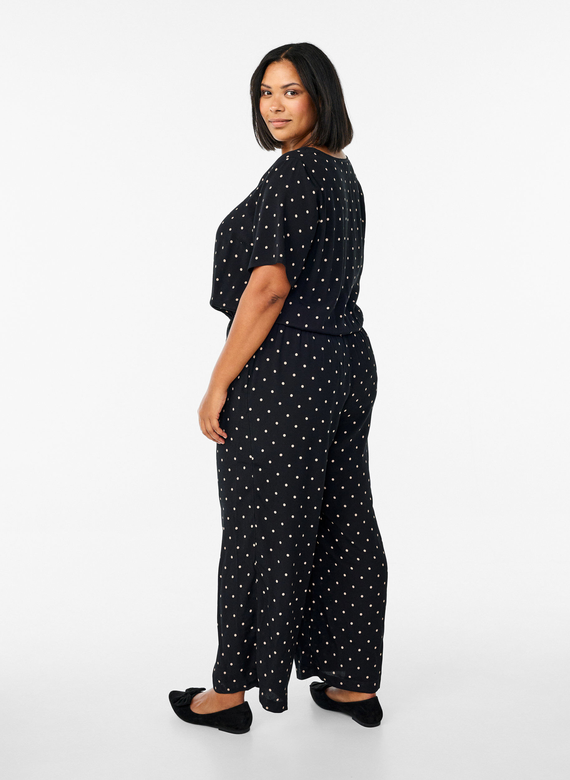Zizzi Prikket jumpsuit med korte &aelig;rmer, Sort, Model image number 1