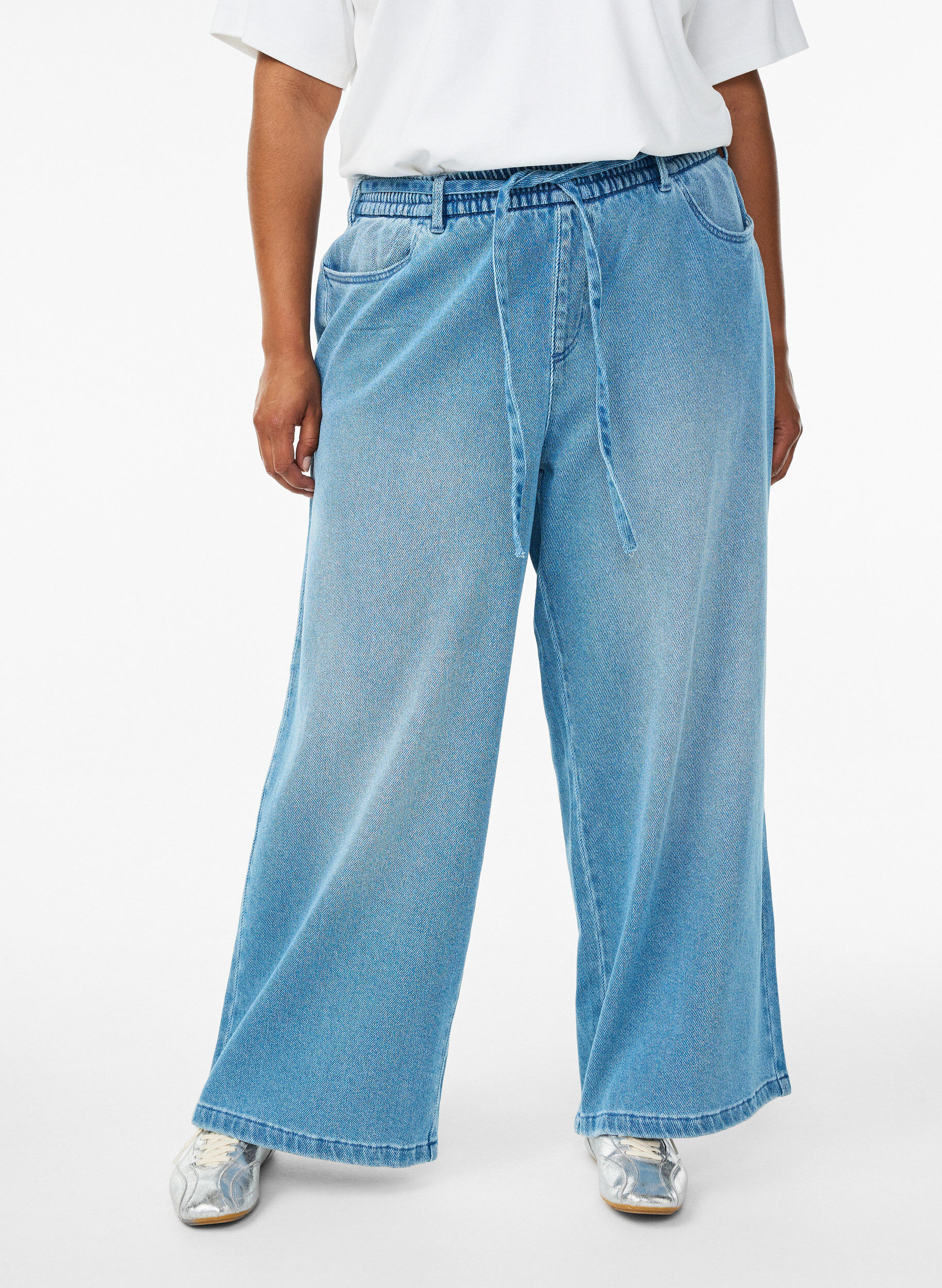 ZizziLoose fit jeans med elastisk talje og bindeb&aring;nd, Bl&aring;, Model image number 2
