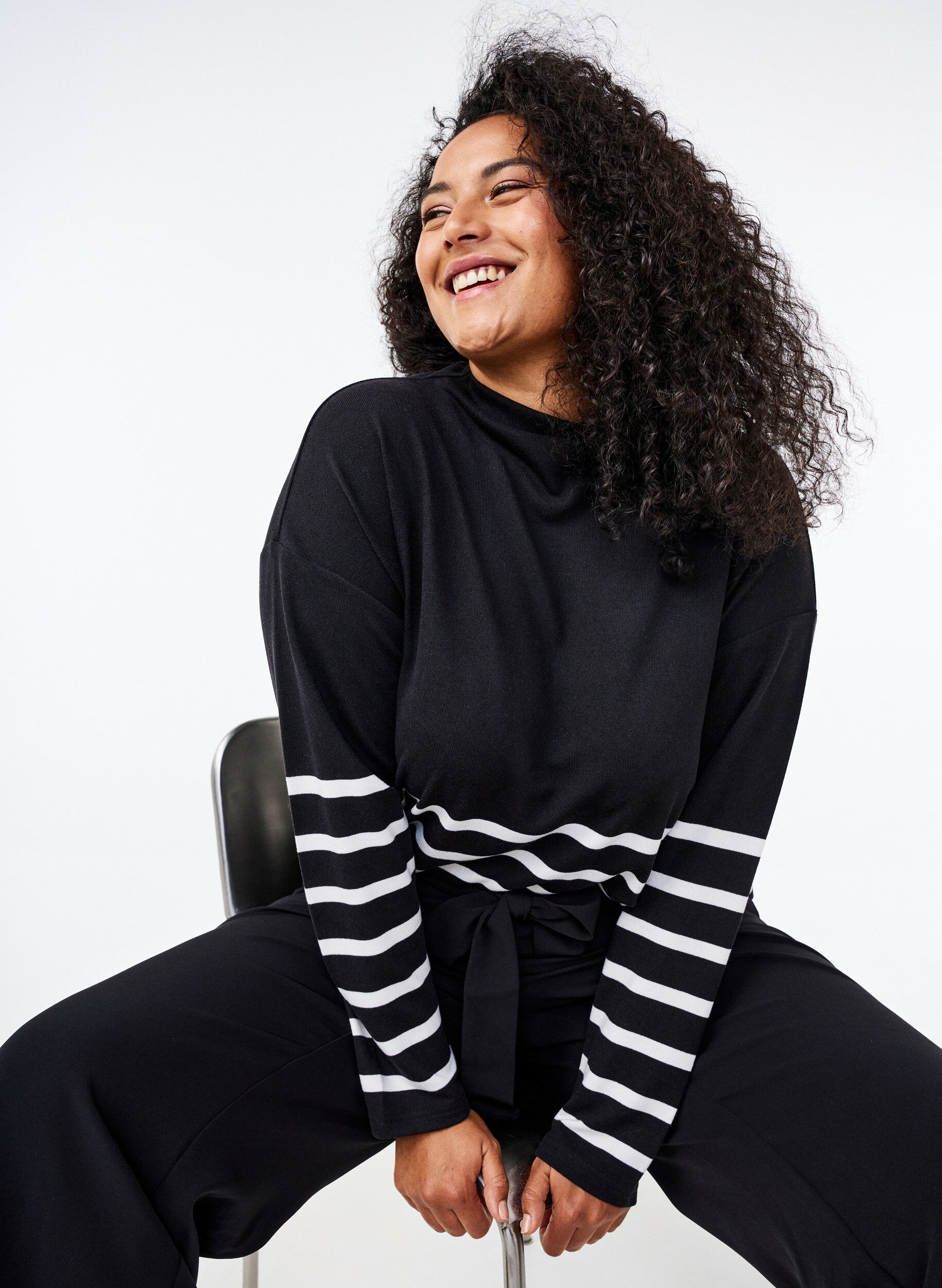 Zizzi Lang&aelig;rmet bluse med striber og h&oslash;j hals, Sort, Image image number 0