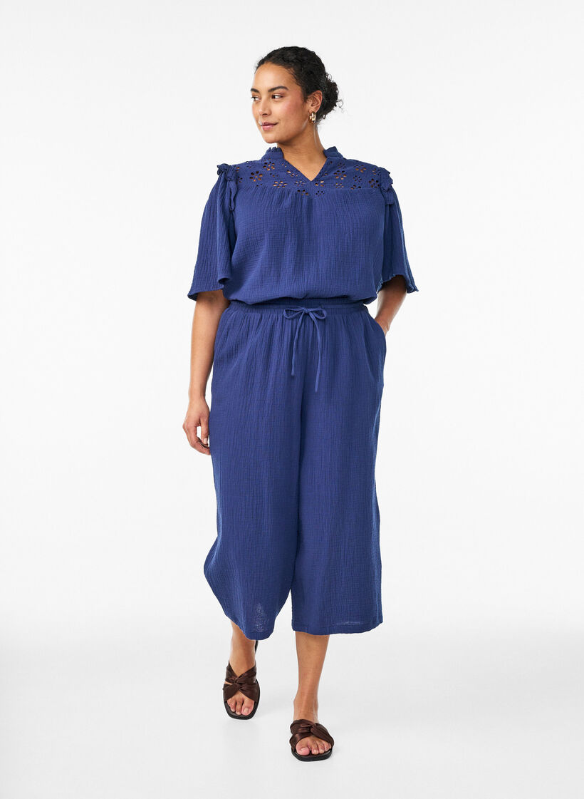 Bluse i bomuldsmusselin med broderie anglaise og 1/2 &aelig;rmer, Bl&aring;, Model image number 1