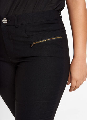 Tætsiddende bukser med detaljer - Sort - Str. 42-60 - Zizzi