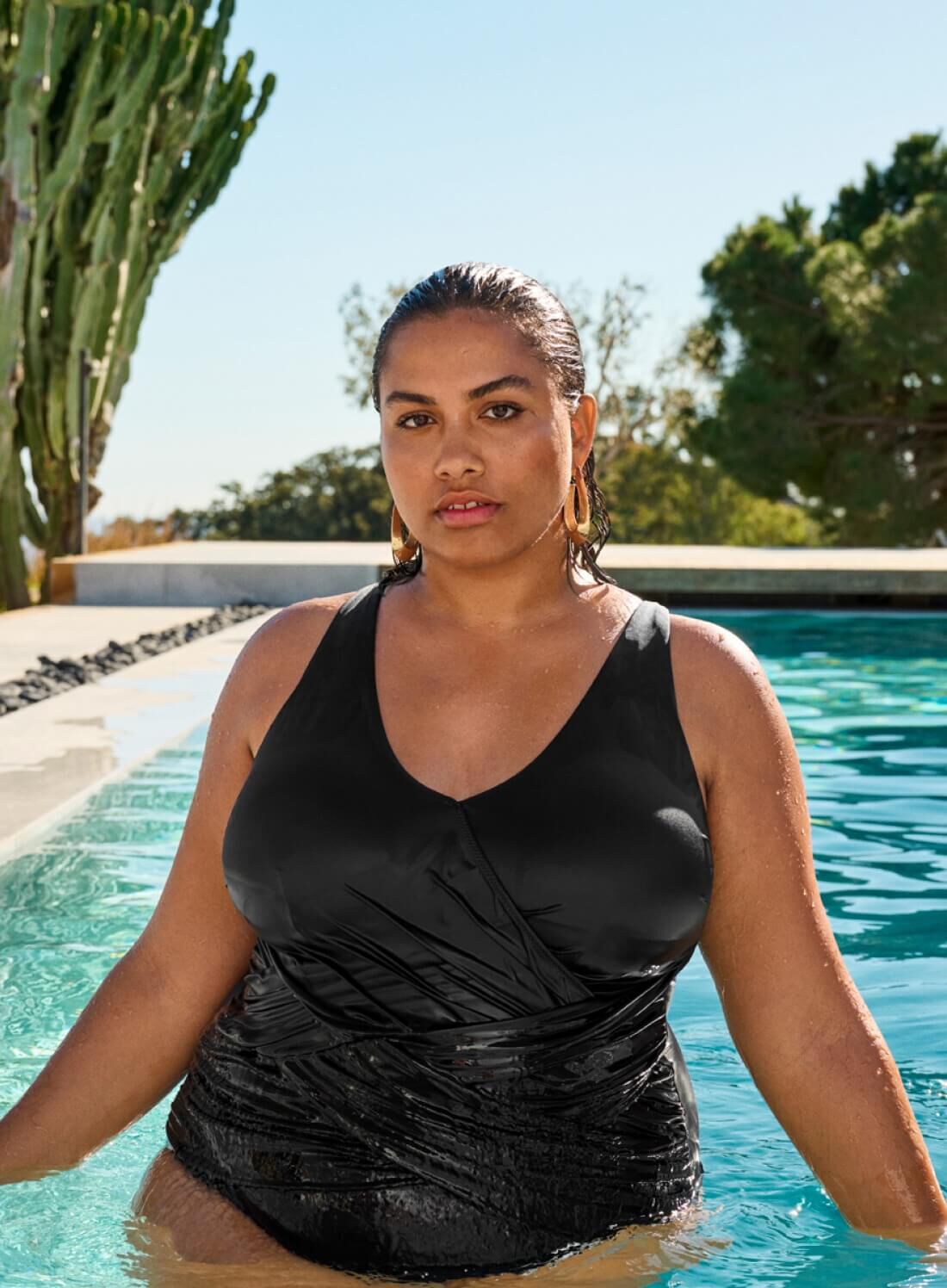 Zizzi Sort badedragt med detaljer, , Model