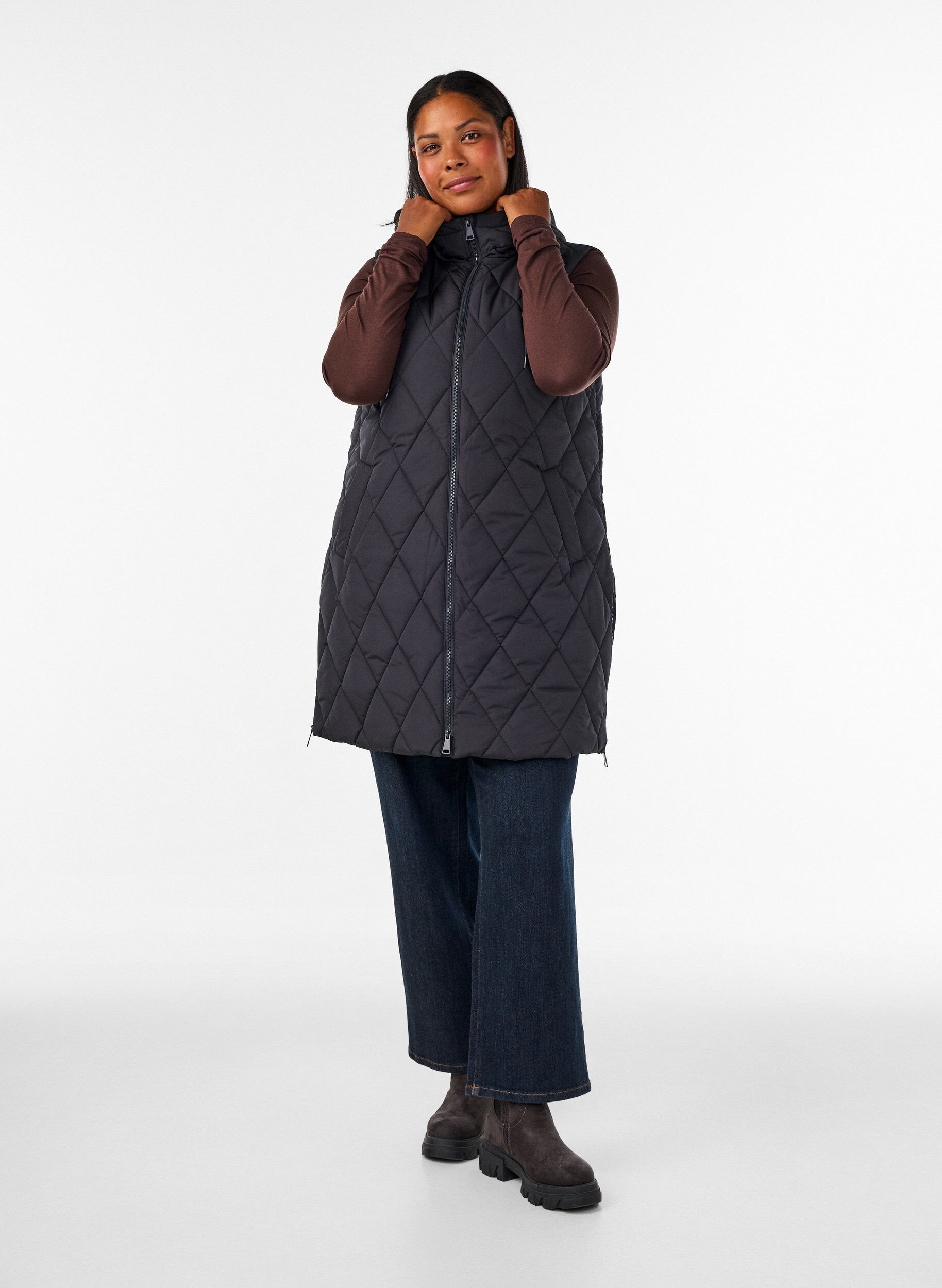 ZizziMellemlang quiltet vest med h&aelig;tte, Sort, Model image number 1
