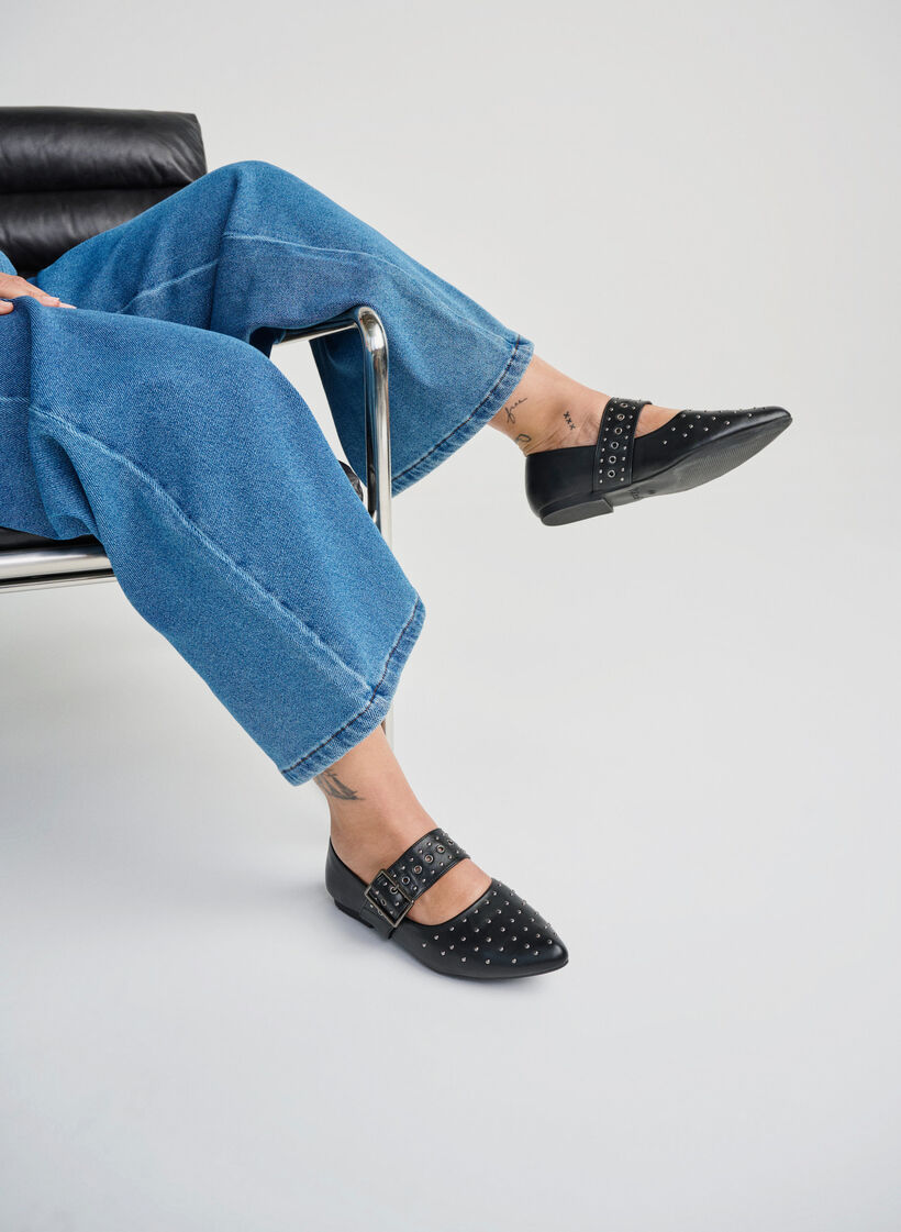 Wide fit - Spids ballerina med spænde og nitter, Sort, Image