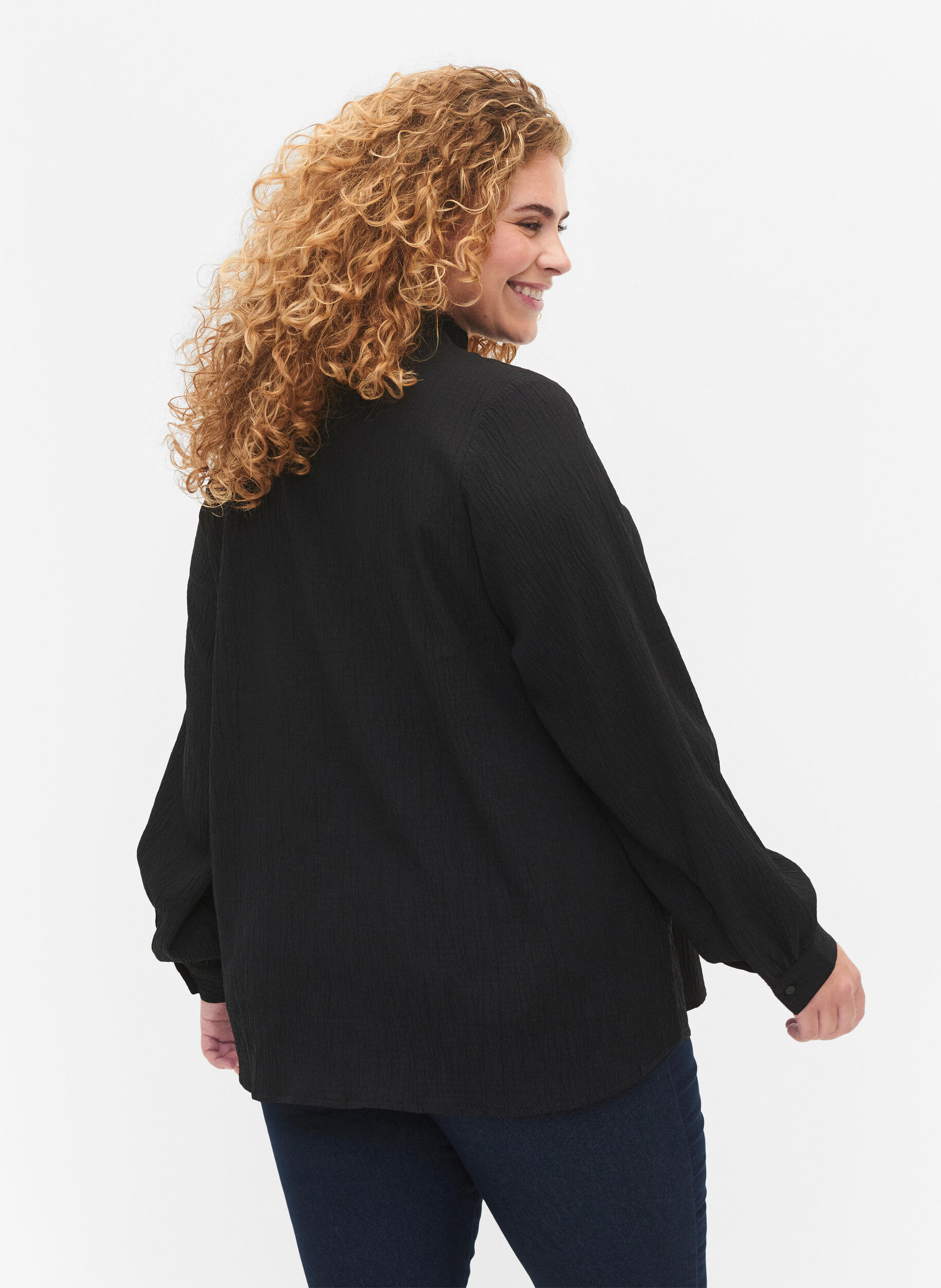 Zizzi Lang&aelig;rmet bluse med fl&aelig;sekrave, Black, Model image number 1