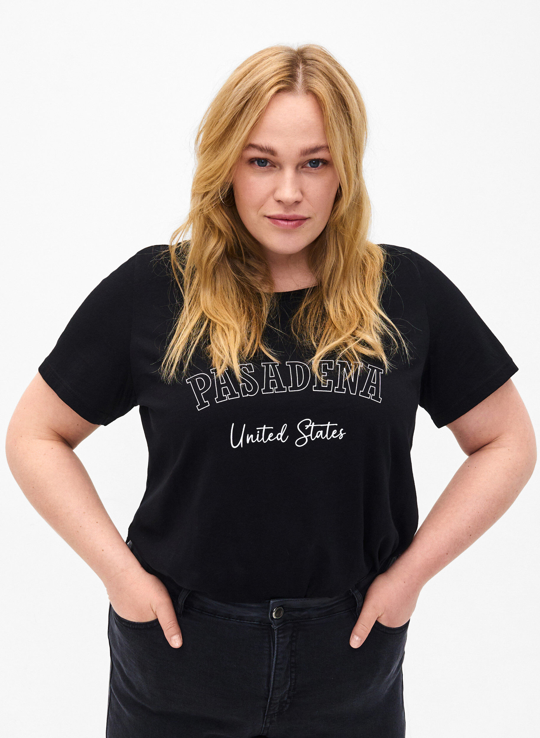 Zizzi Bomulds t-shirt med tekst, Black W. Pasadena, Model image number 0