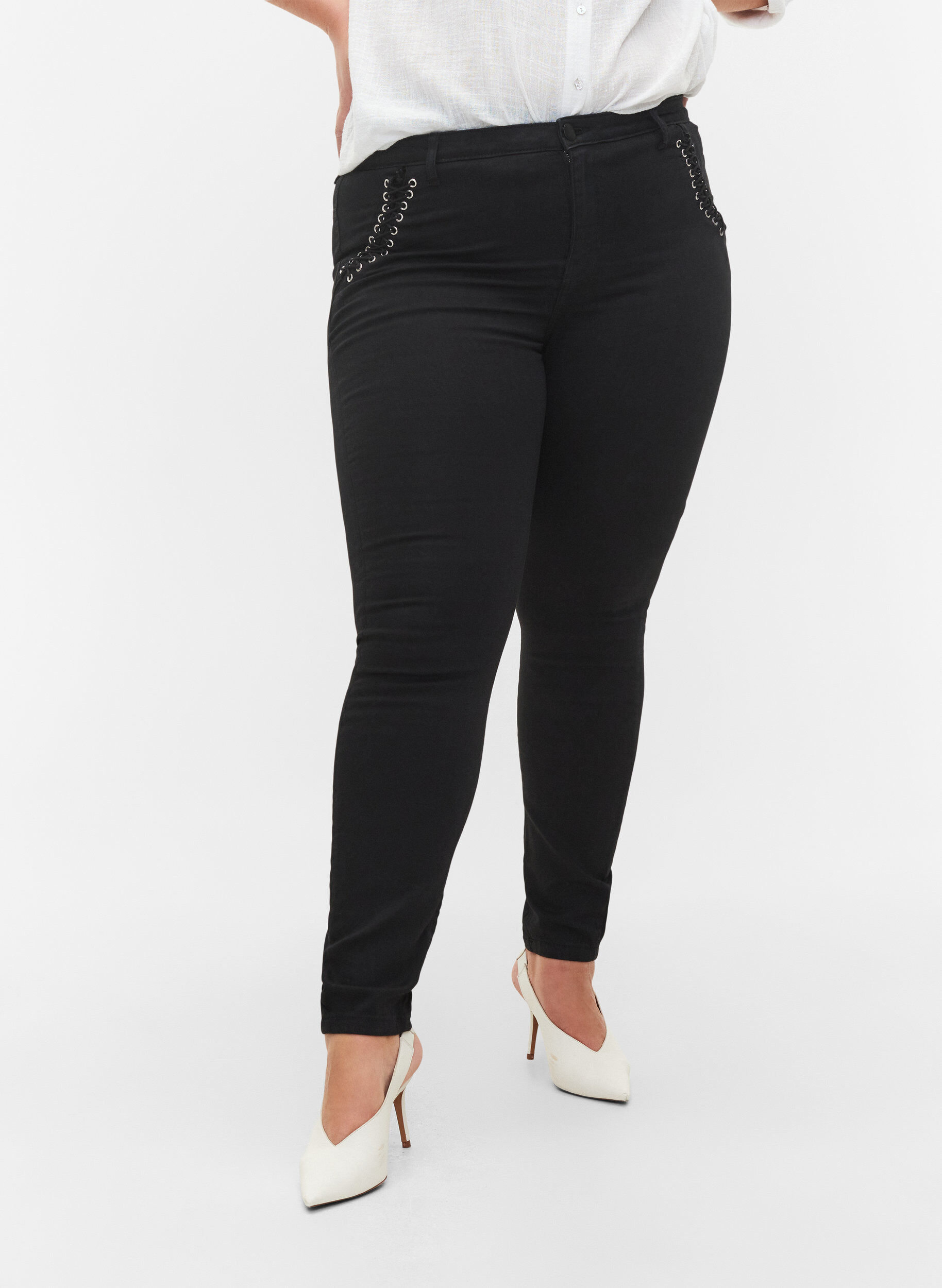 Zizzi Super slim Amy jeans med sn&oslash;redetalje, Black, Model image number 2