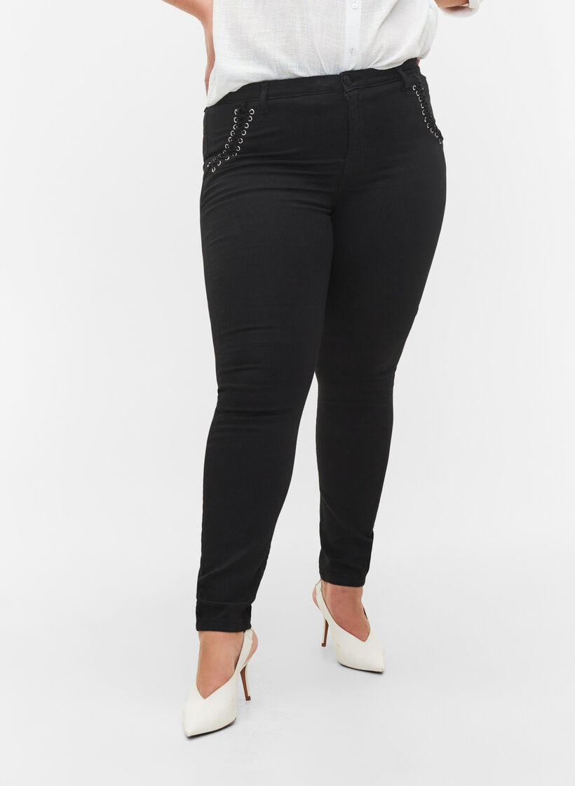 Super slim Amy jeans med sn&oslash;redetalje, Black, Model image number 2