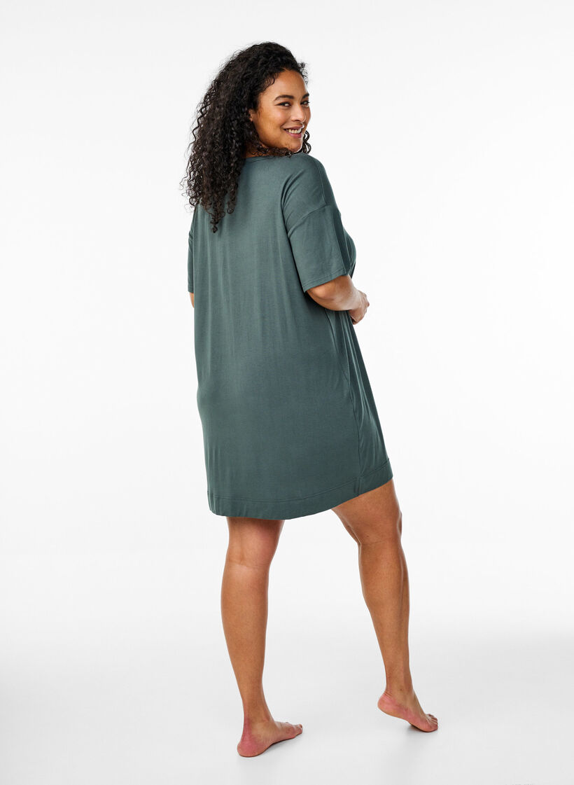 Kortærmet natkjole i viskose, Urban Chic, Model image number 1