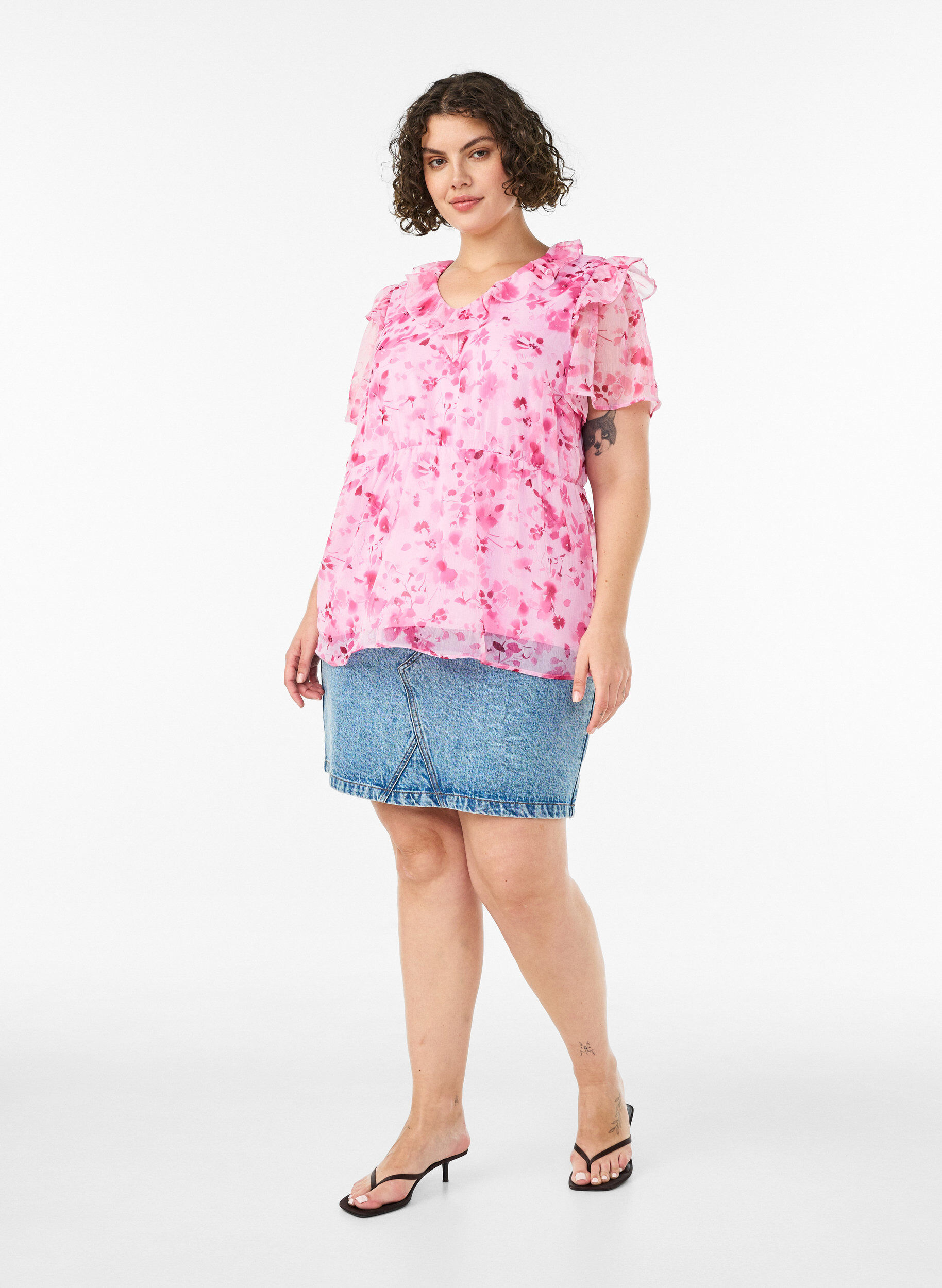ZizziBlomstret bluse med fl&aelig;sekrave og peplum-effekt, Lyser&oslash;d, Model image number 1