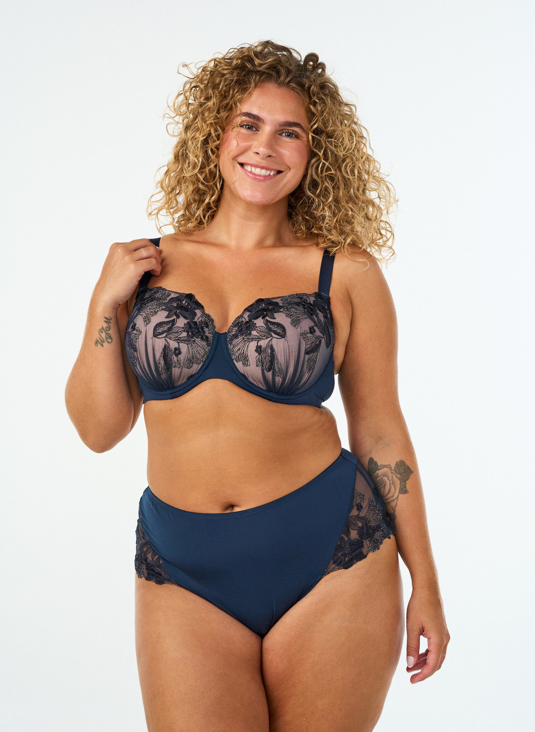 ZizziHipster-string med blomsterbroderi og regul&aelig;r talje, Bl&aring;, Model image number 0