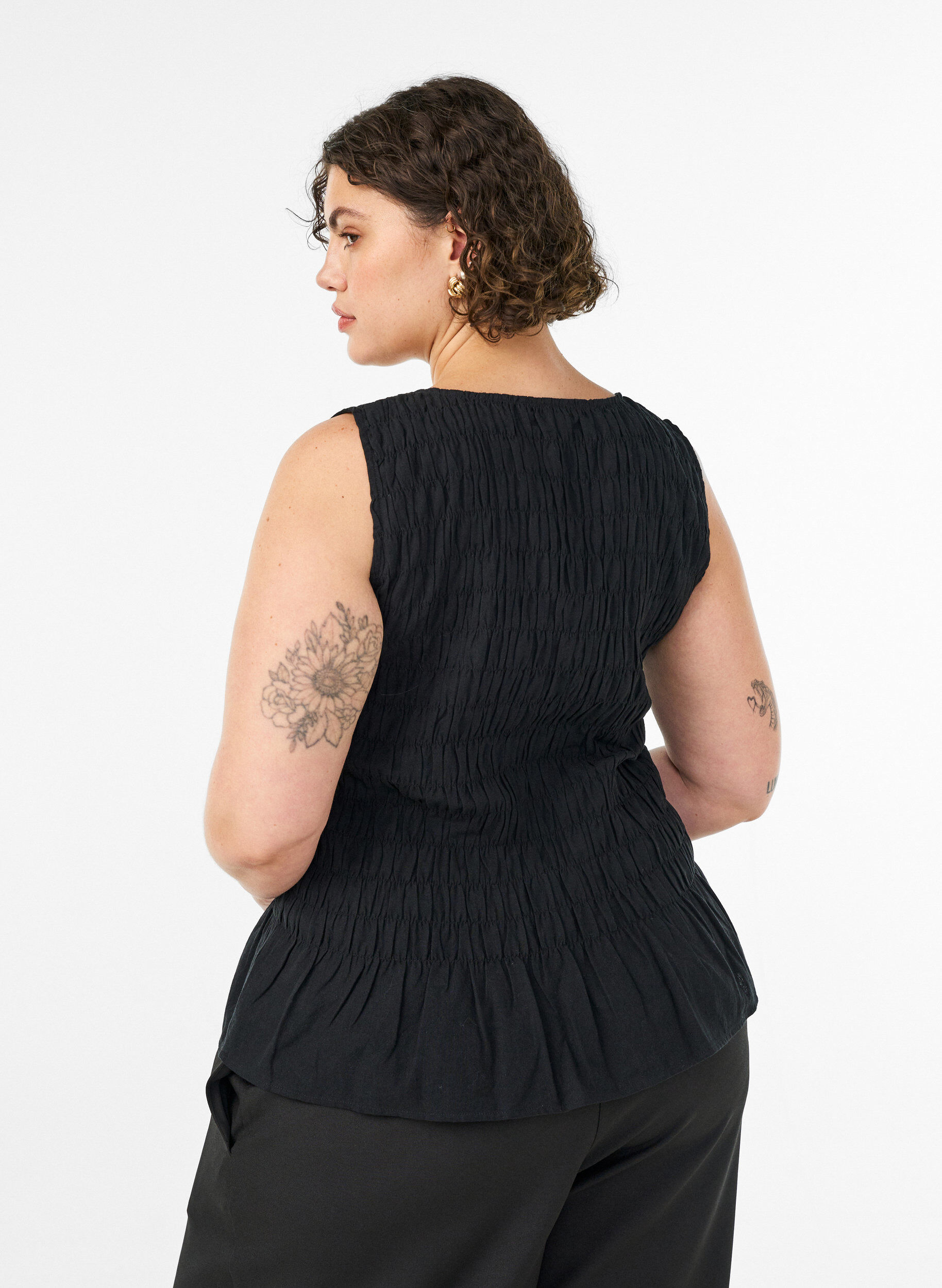 Zizzi&AElig;rmel&oslash;s top i bomuld og h&oslash;r med smock, Sort, Model image number 2