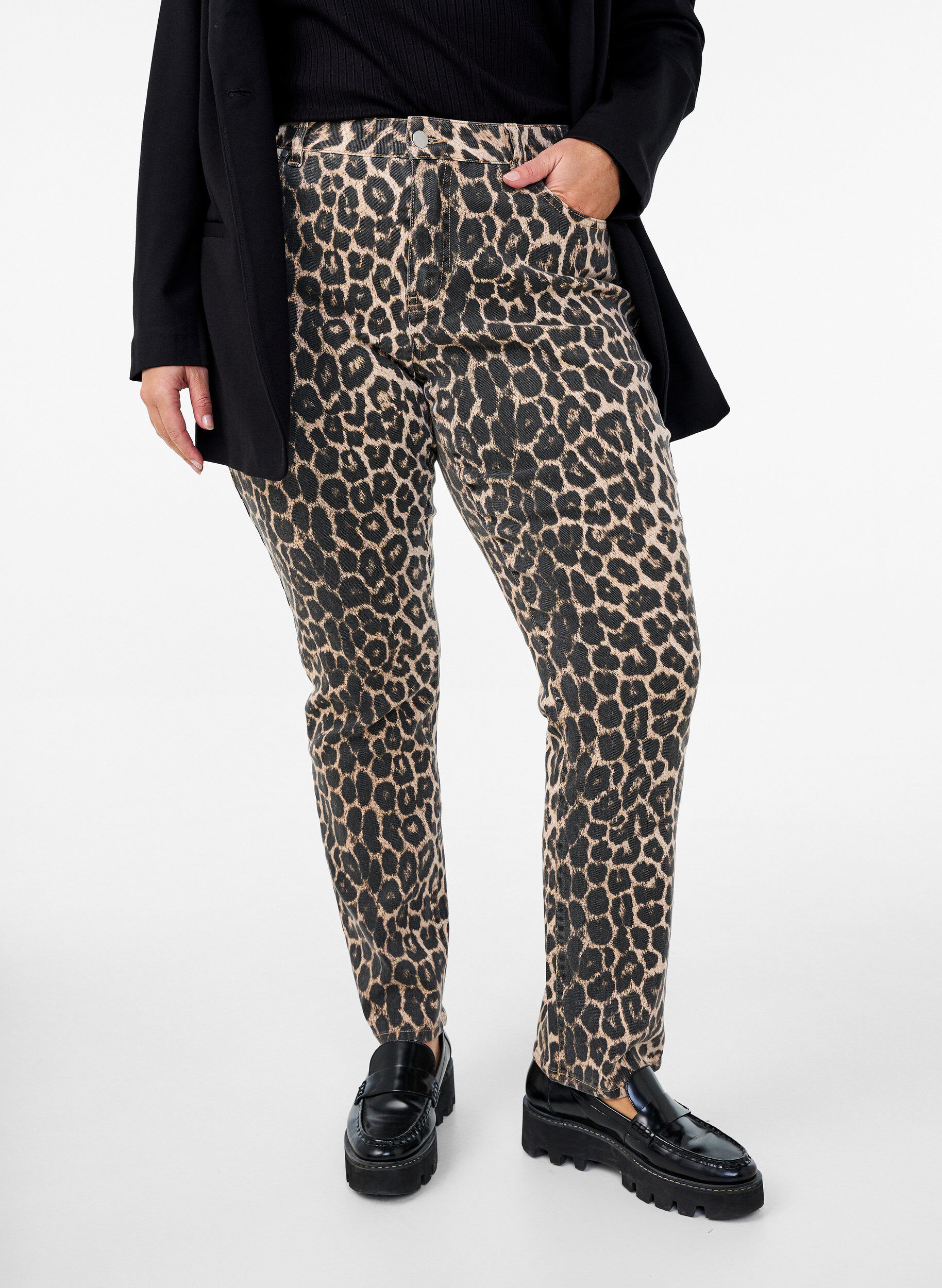 Zizzi Emily jeans med leopardprint, Brun, Model image number 2