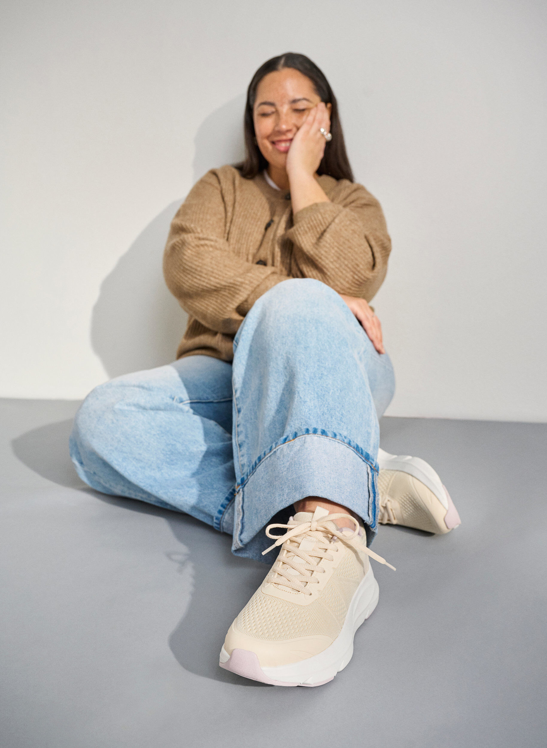 Wide fit - Komfortsneakers med st&oslash;dabsorberende s&aring;l