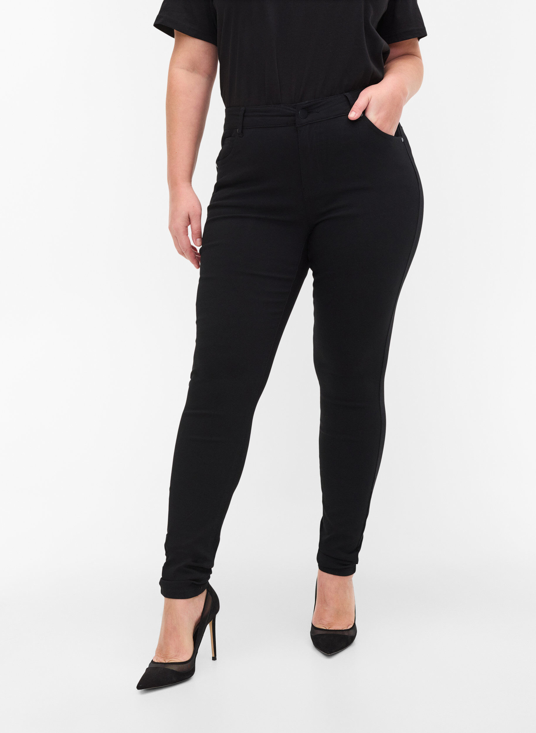 Zizzi Slim fit bukser med lommer, Sort, Model image number 4