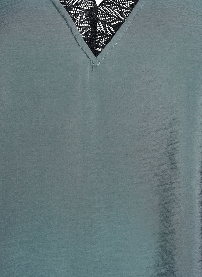 Kortærmet bluse i viskose med blondekant, Grøn, Packshot image number 2