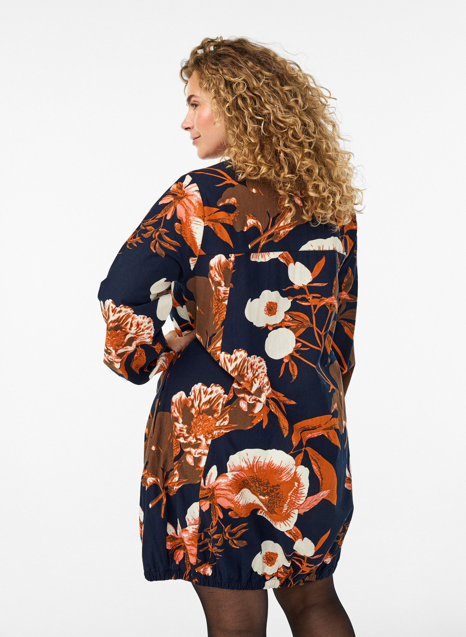 Zizzi Kort bomuldskjole med elastikkant og lange &aelig;rmer, Sort, Model image number 2