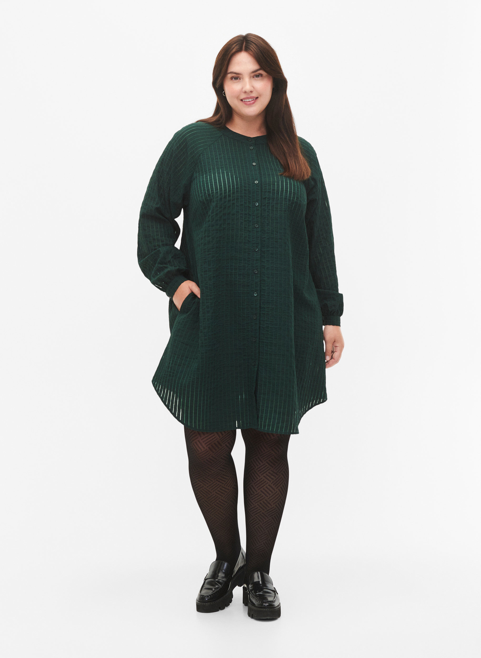 Zizzi Lang viskose skjorte med stribet m&oslash;nster, Scarab, Model image number 2