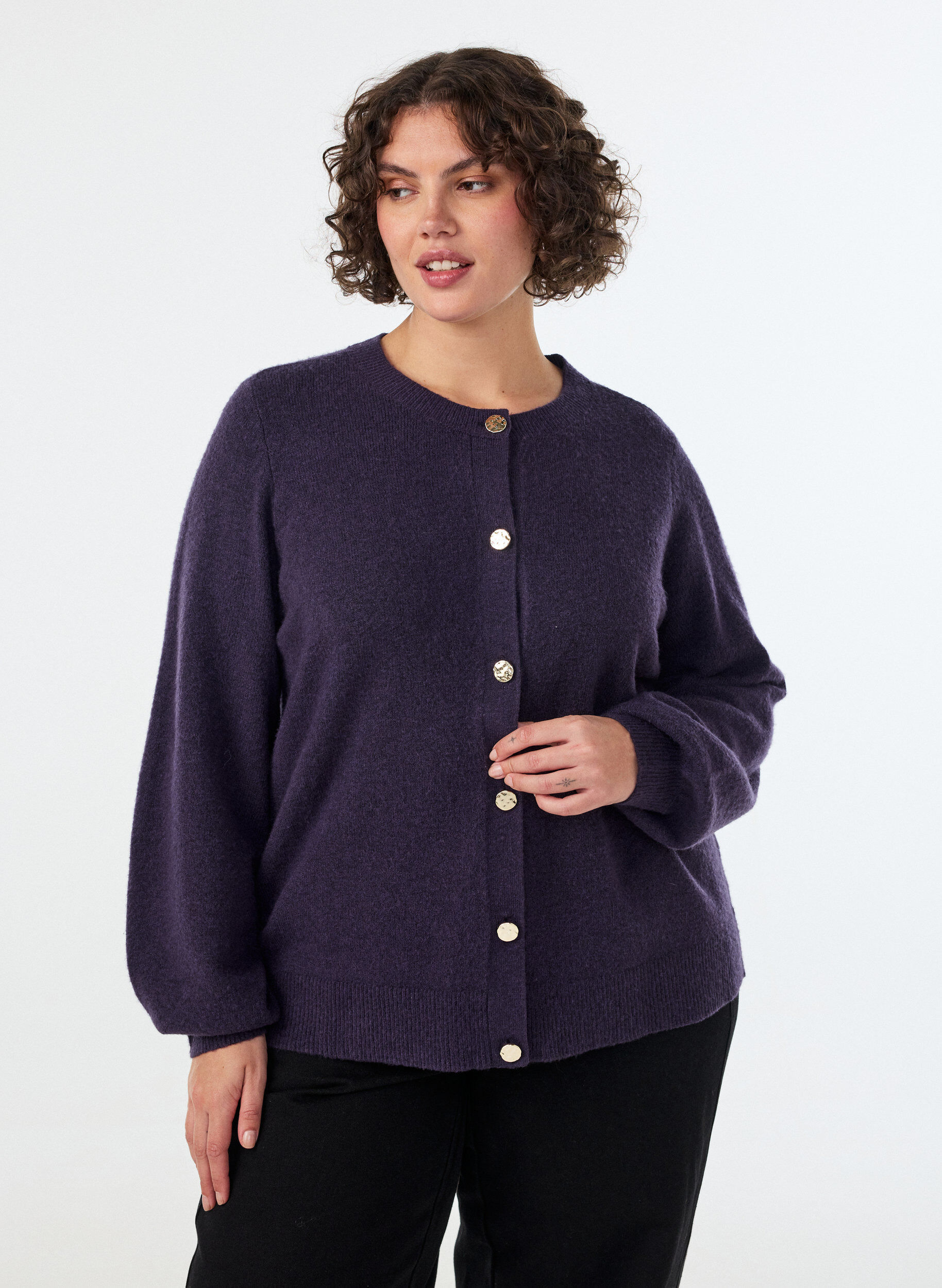 ZizziCardigan i bl&oslash;d strik med guldfarvede knapper, Lilla, Model image number 0