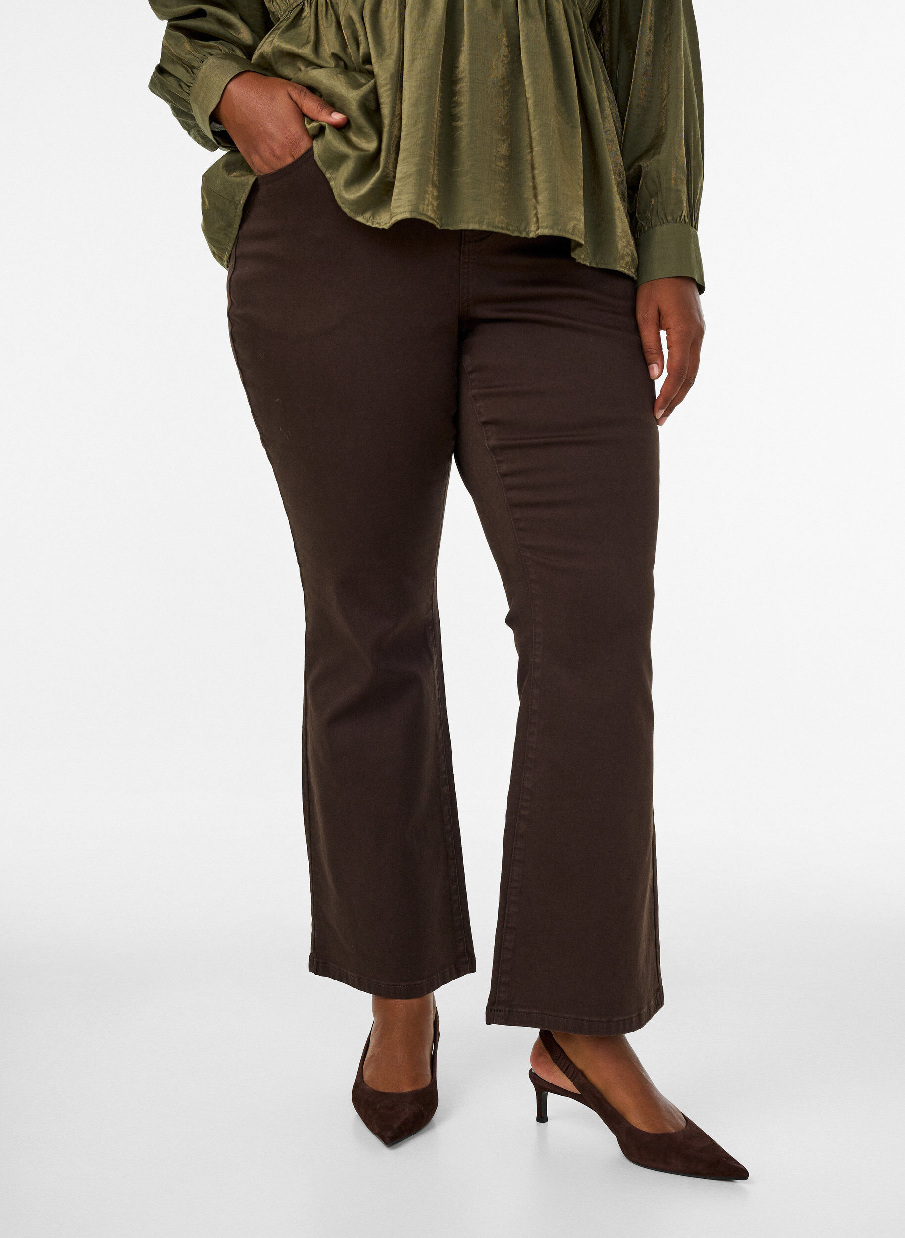 ZizziEllen bootcut-jeans i farvet denim, Brun, Model image number 2